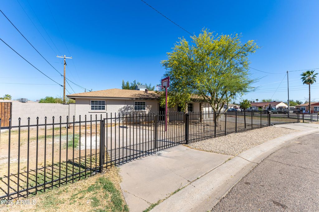 Photo of 1001 N 30th Avenue, Phoenix, AZ 85009 (MLS # 7000878)