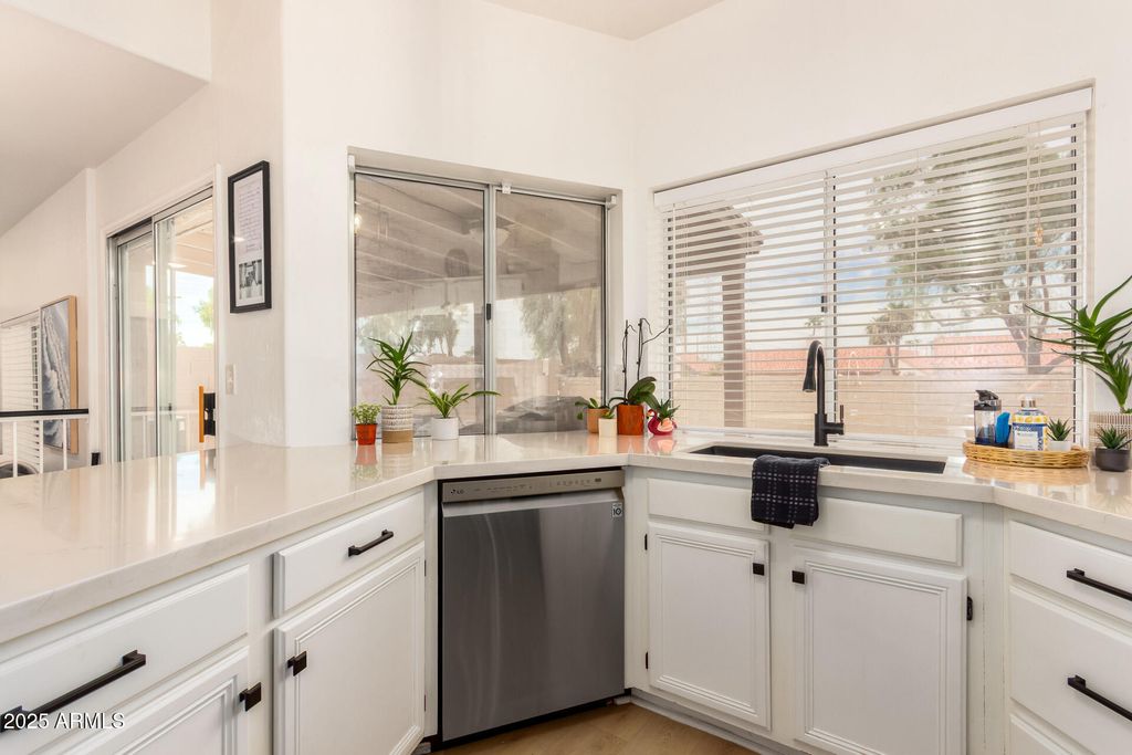 Photo of 426 N Cobblestone Street, Gilbert, AZ 85234 (MLS # 6911151)