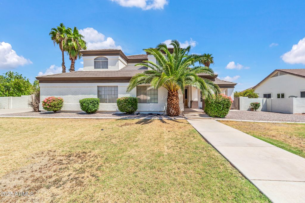 Photo of 781 N Bristol Lane, Gilbert, AZ 85234 (MLS # 6912598)