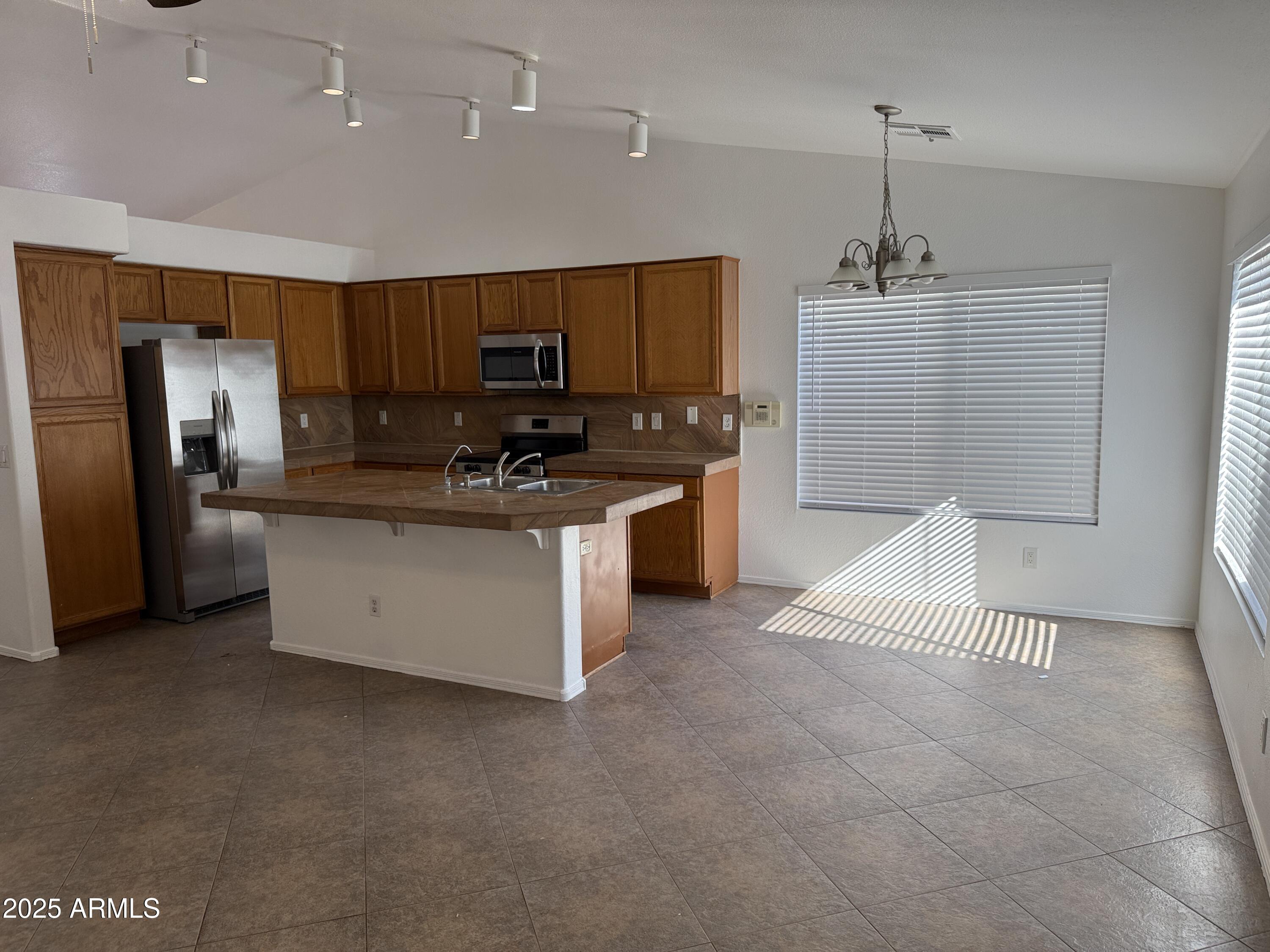 1319 W MICHELLE Drive