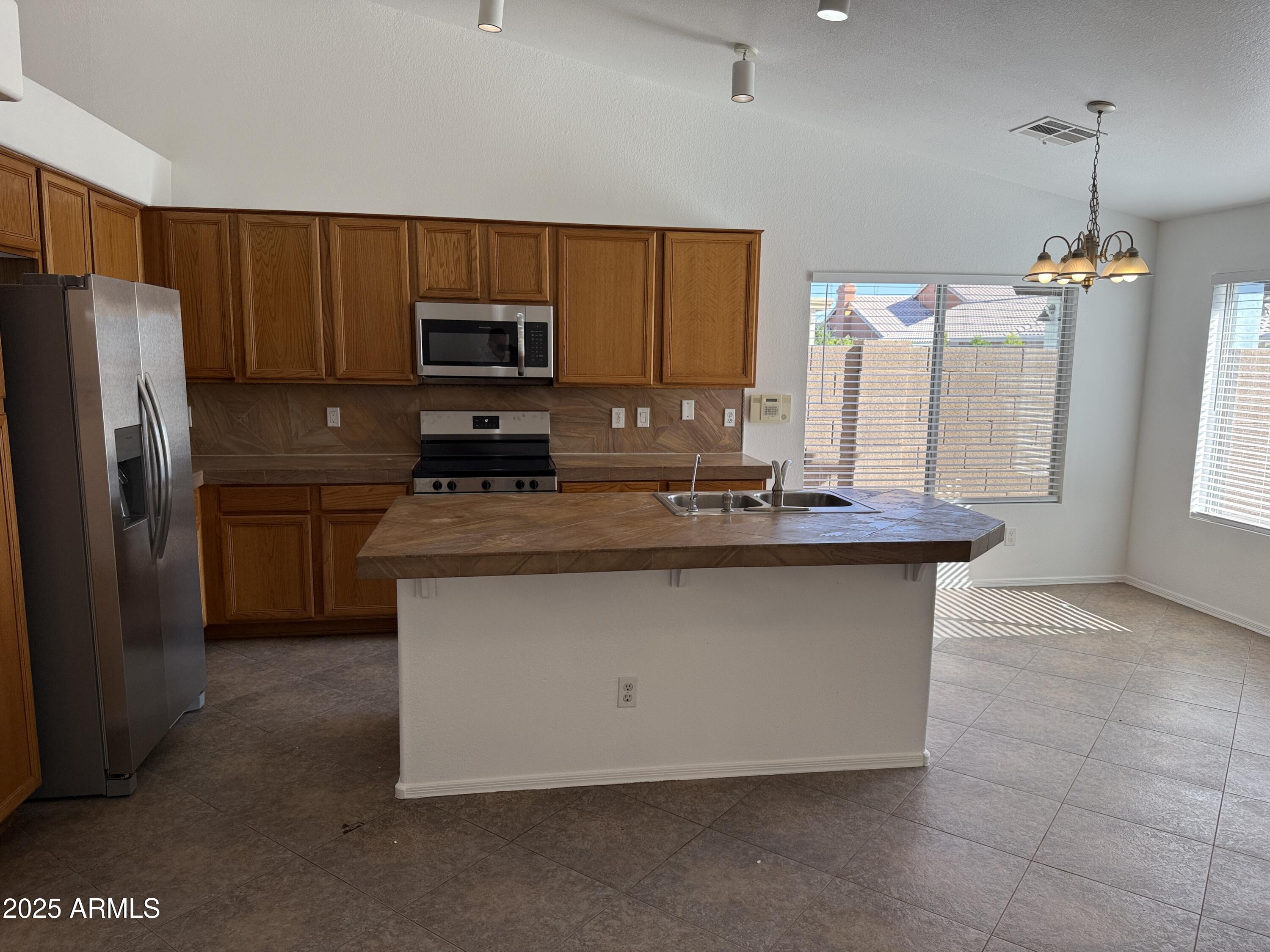 1319 W MICHELLE Drive