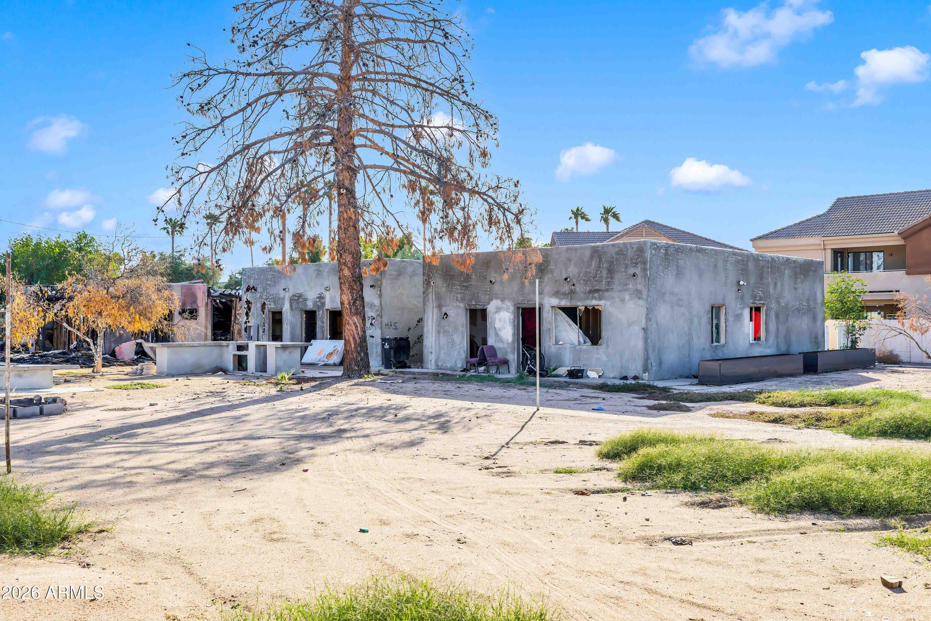 2601 E PARADISE Lane