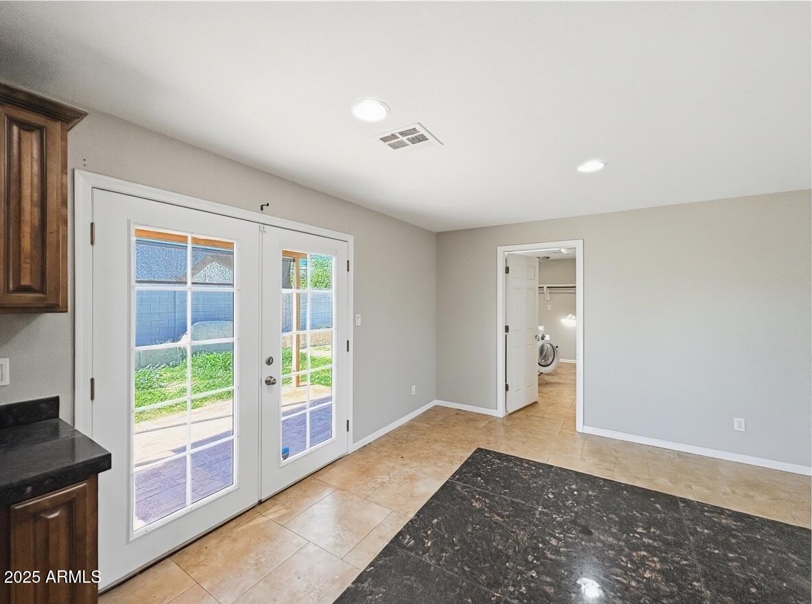 3425 E EVERETT Drive