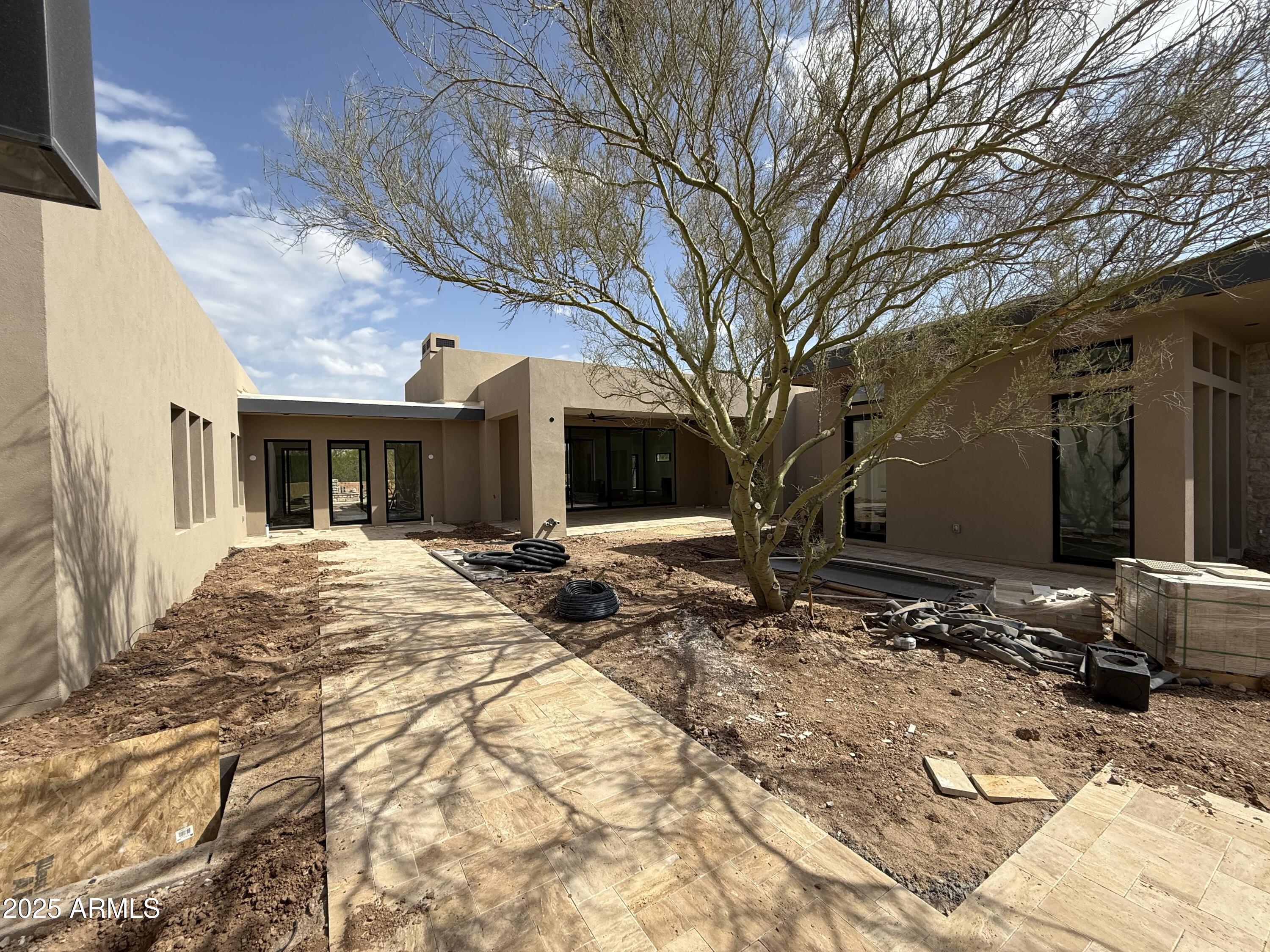 WHISPER ROCK - Residential