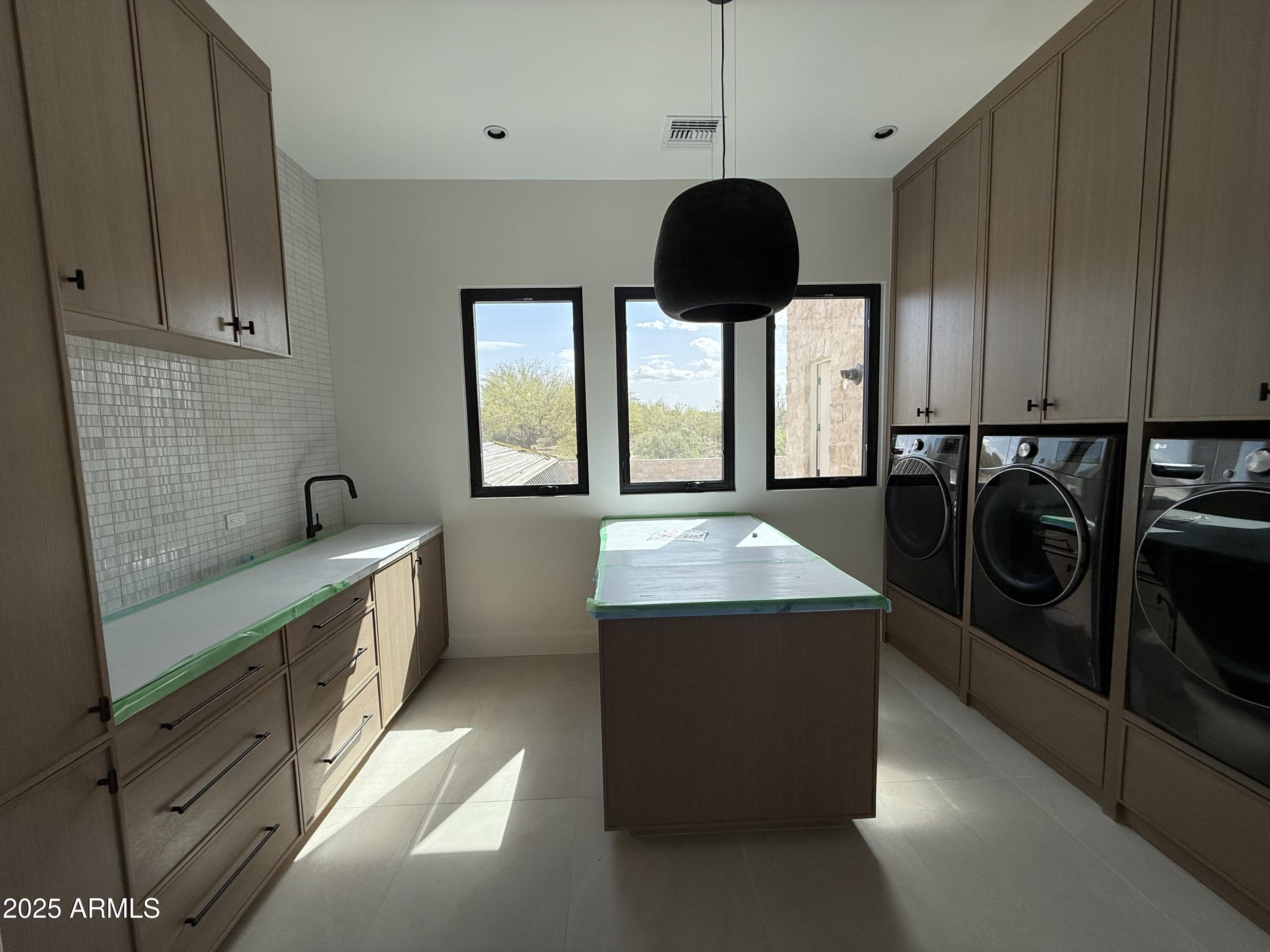 WHISPER ROCK - Residential