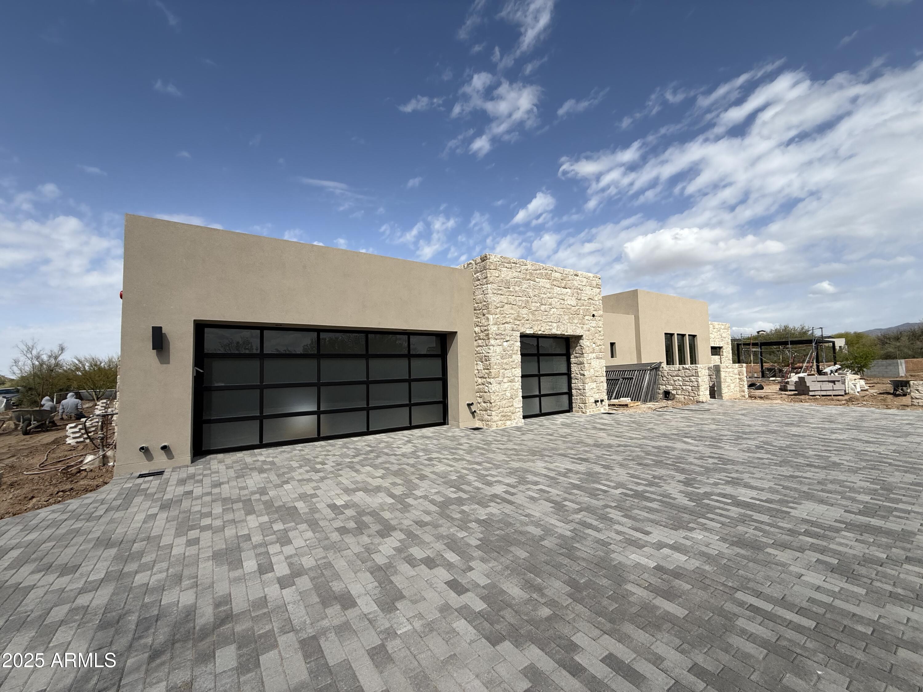 WHISPER ROCK - Residential