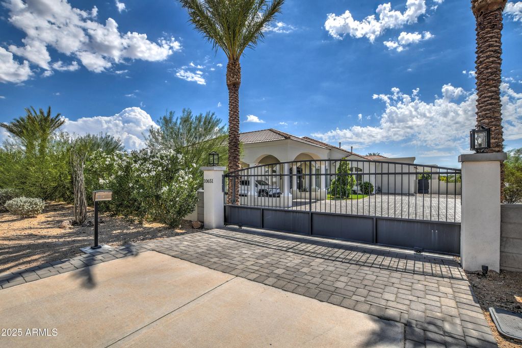 Photo of 10651 E Cactus Road, Scottsdale, AZ 85259 (MLS # 6934683)