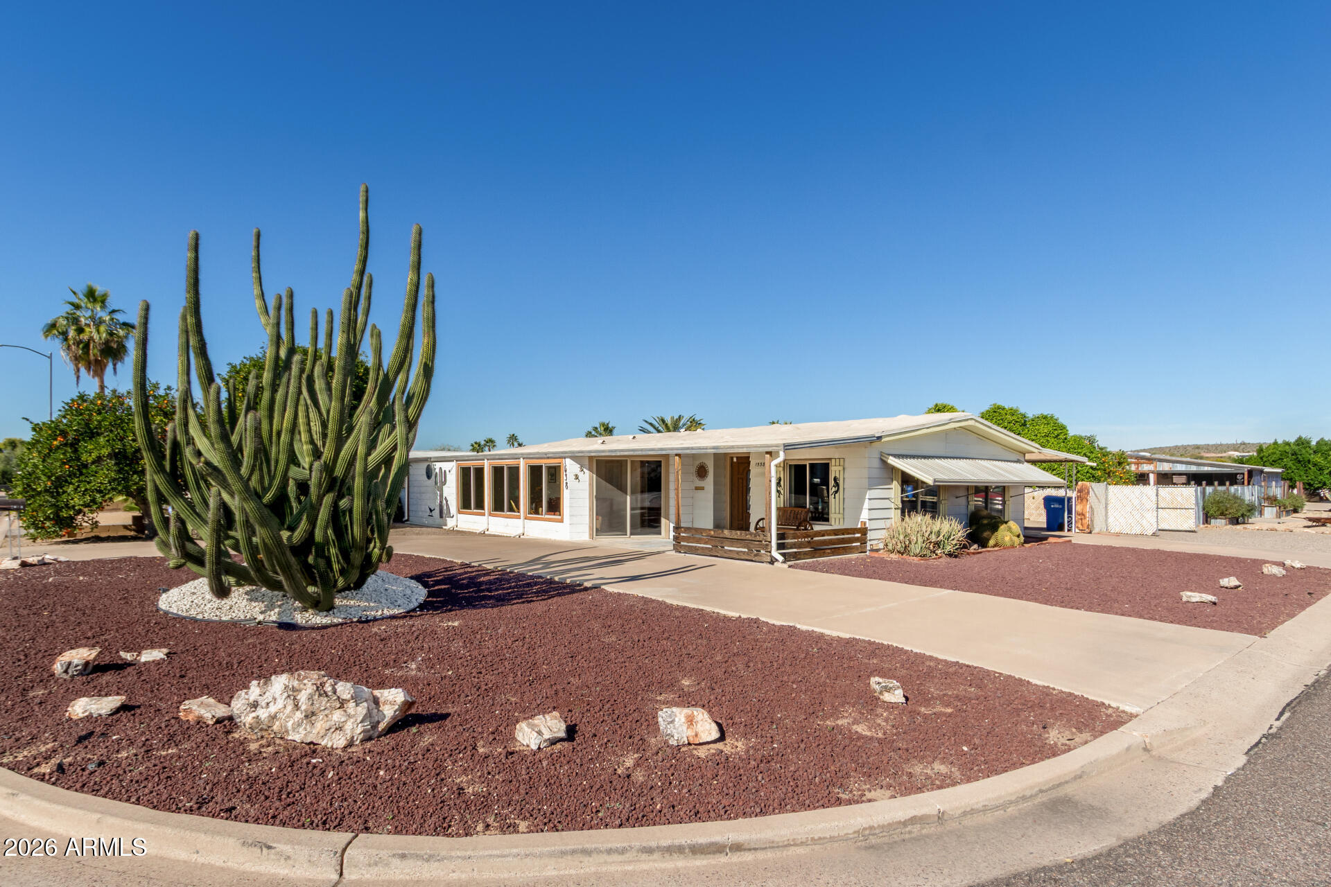 1538 E HARTFORD Avenue