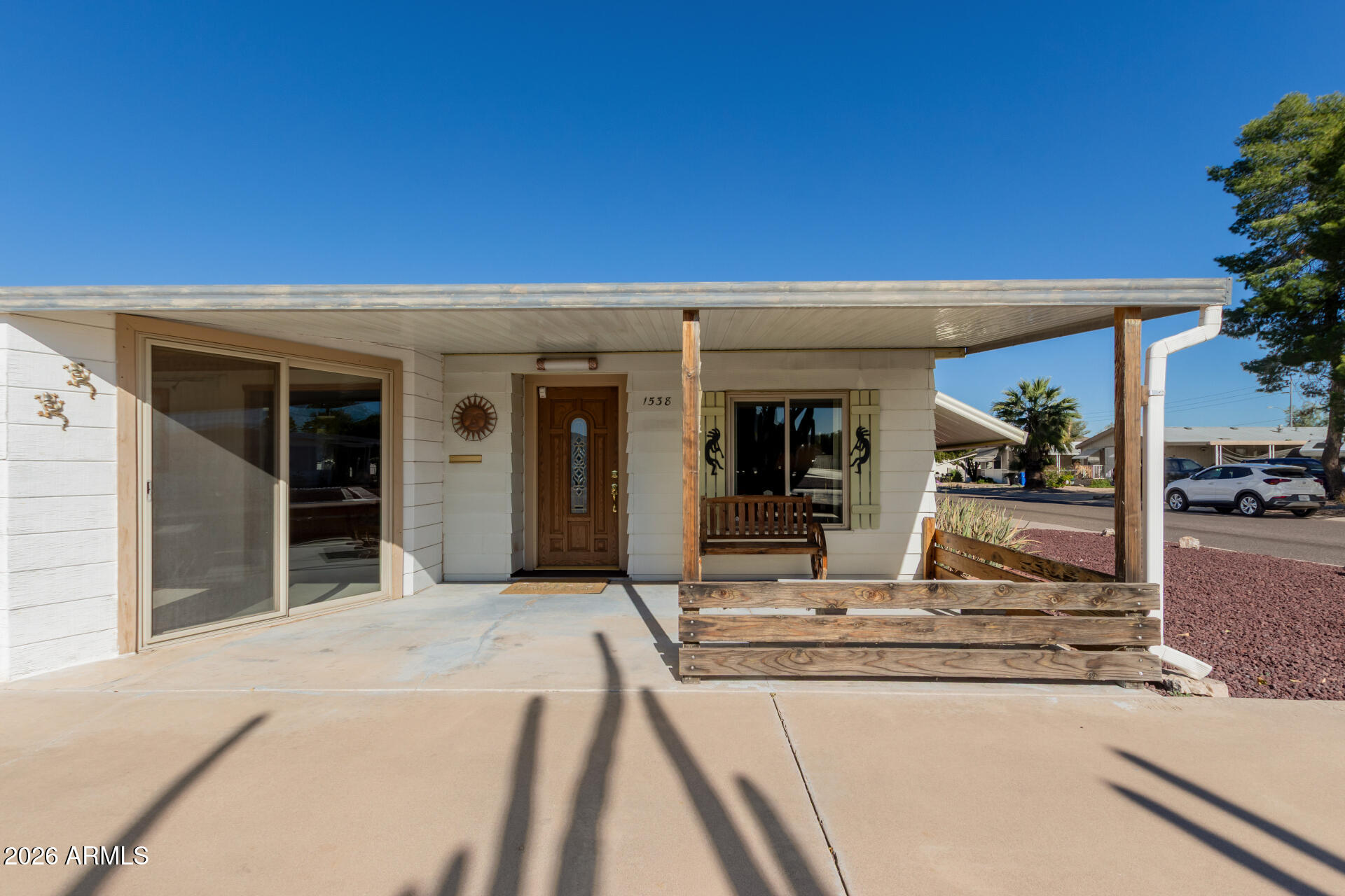 1538 E HARTFORD Avenue