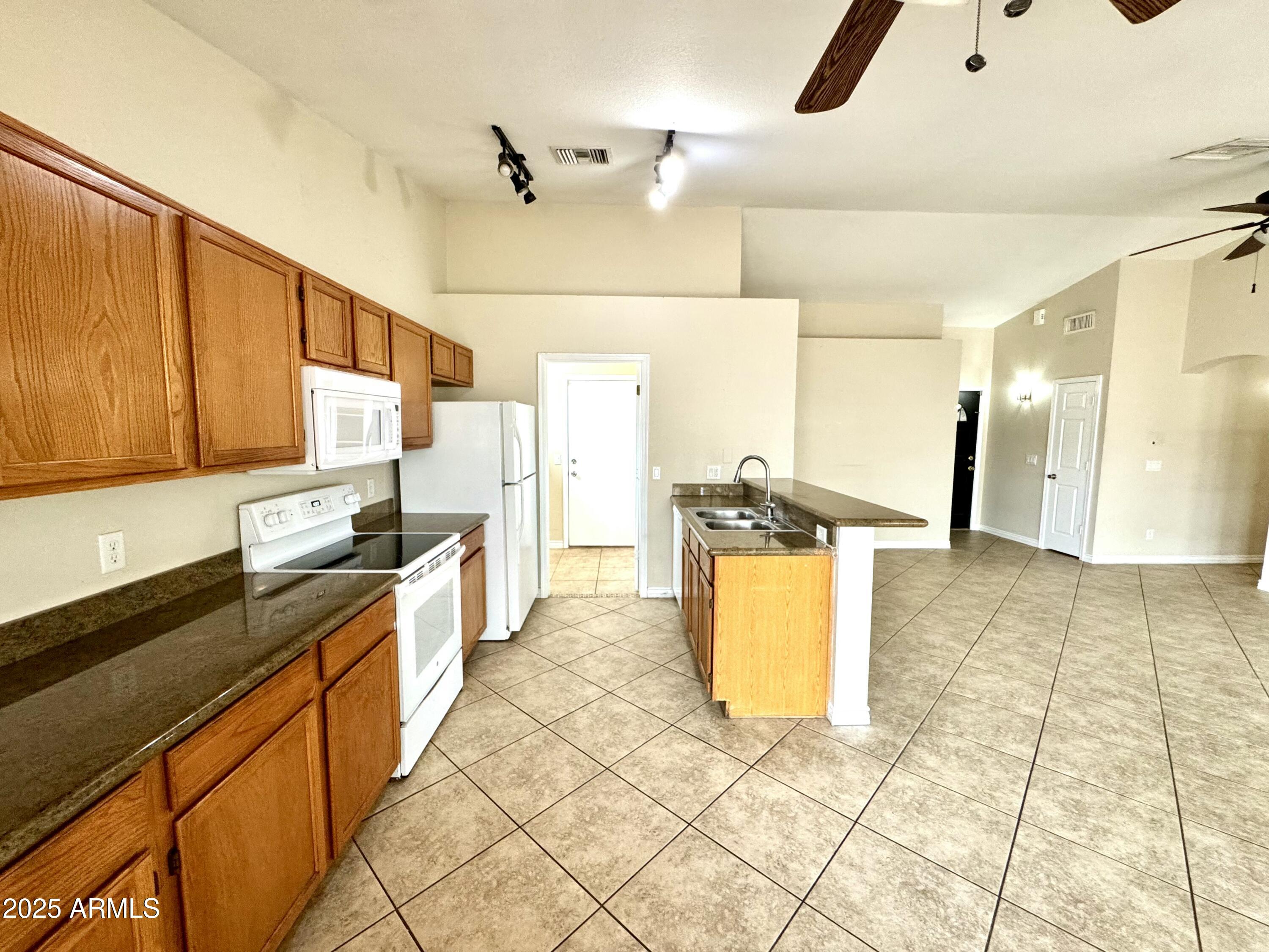 737 N REGENT --