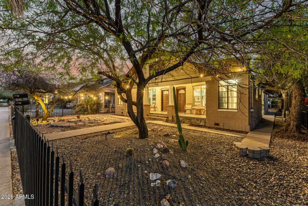 Photo of 1317 W Monroe Street, Phoenix, AZ 85007 (MLS # 7003581)