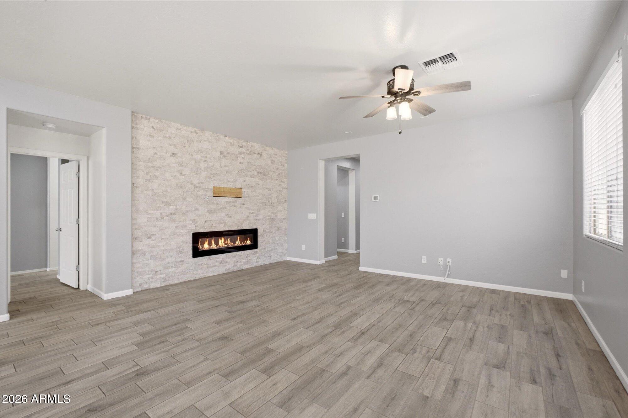 3347 E ROLAND Street E