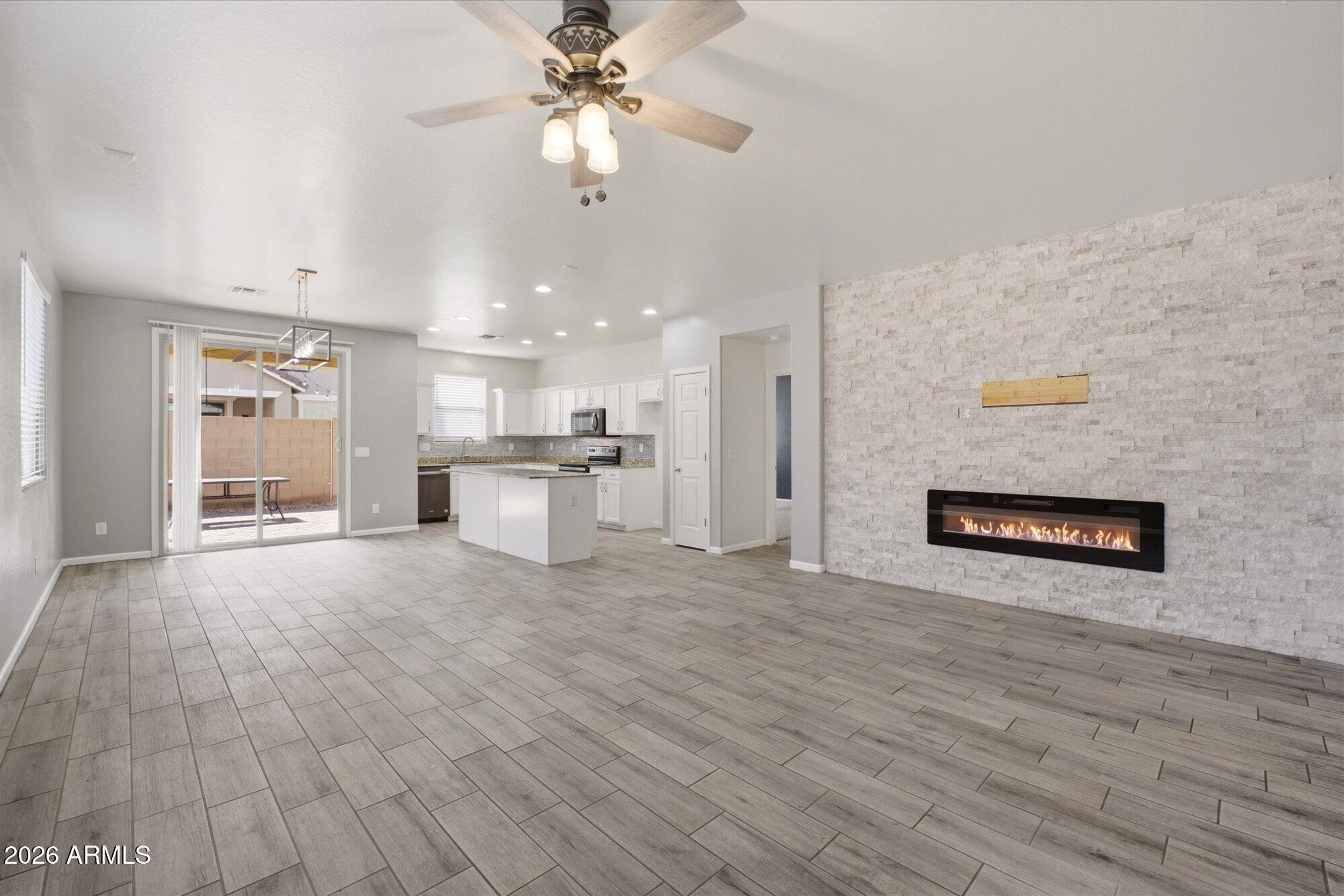 3347 E ROLAND Street E