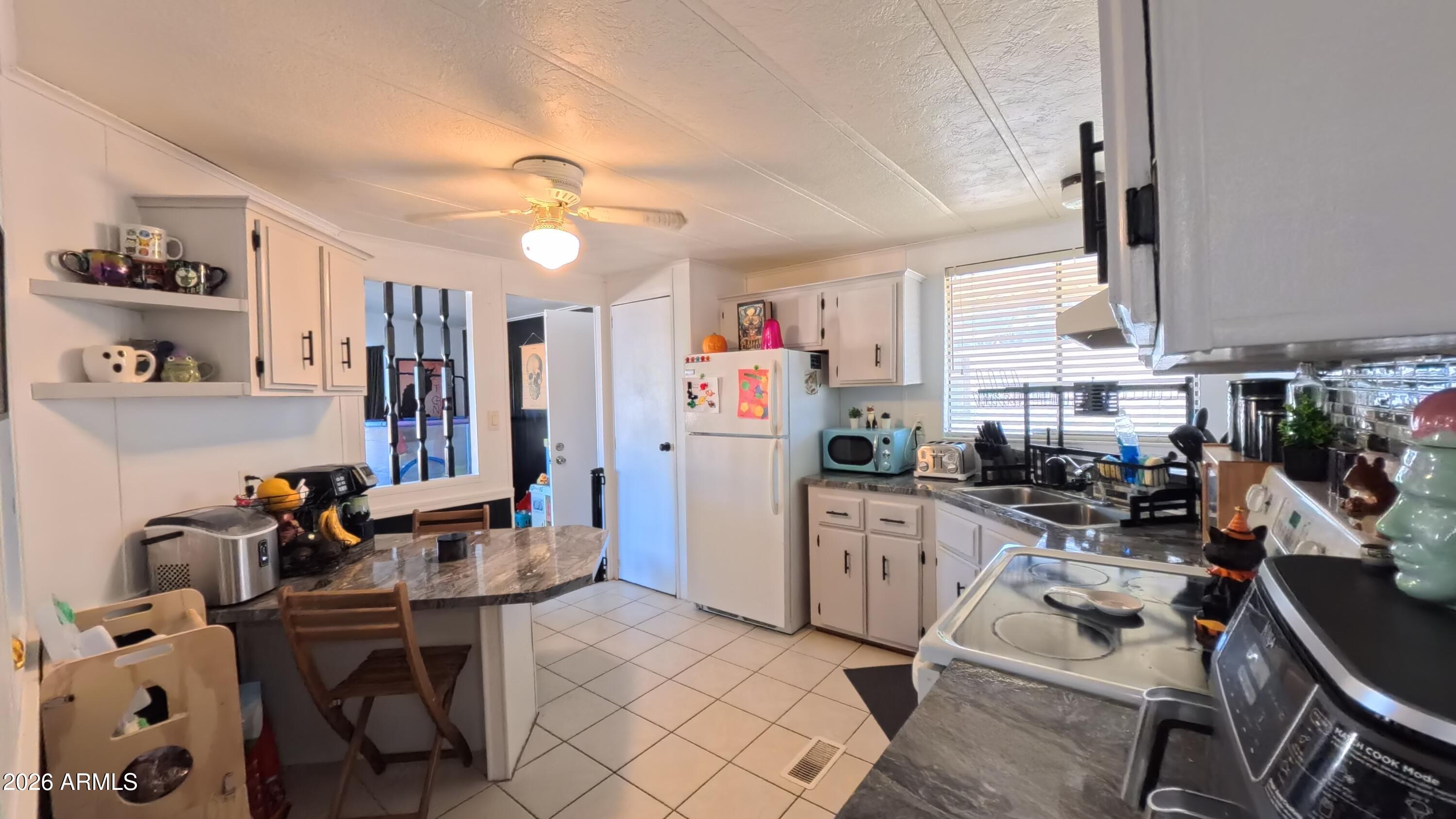 2933 E SEQUOIA Drive