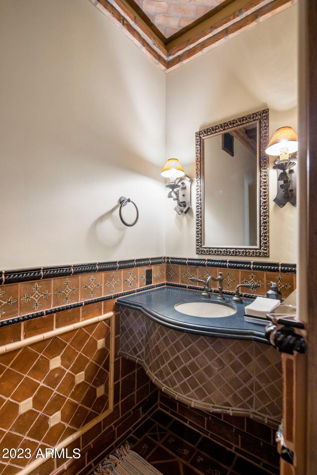 WHISPER ROCK UNIT 2 - Residential