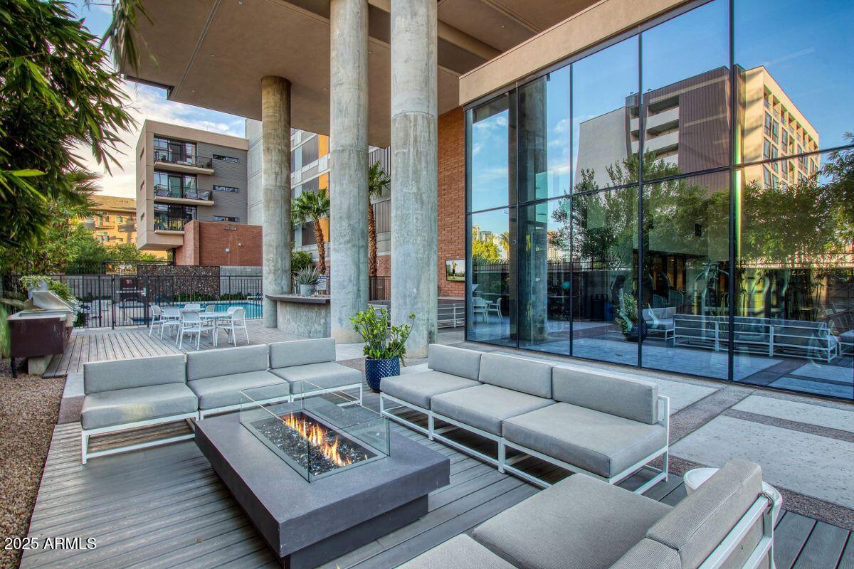 200 W PORTLAND Street 821