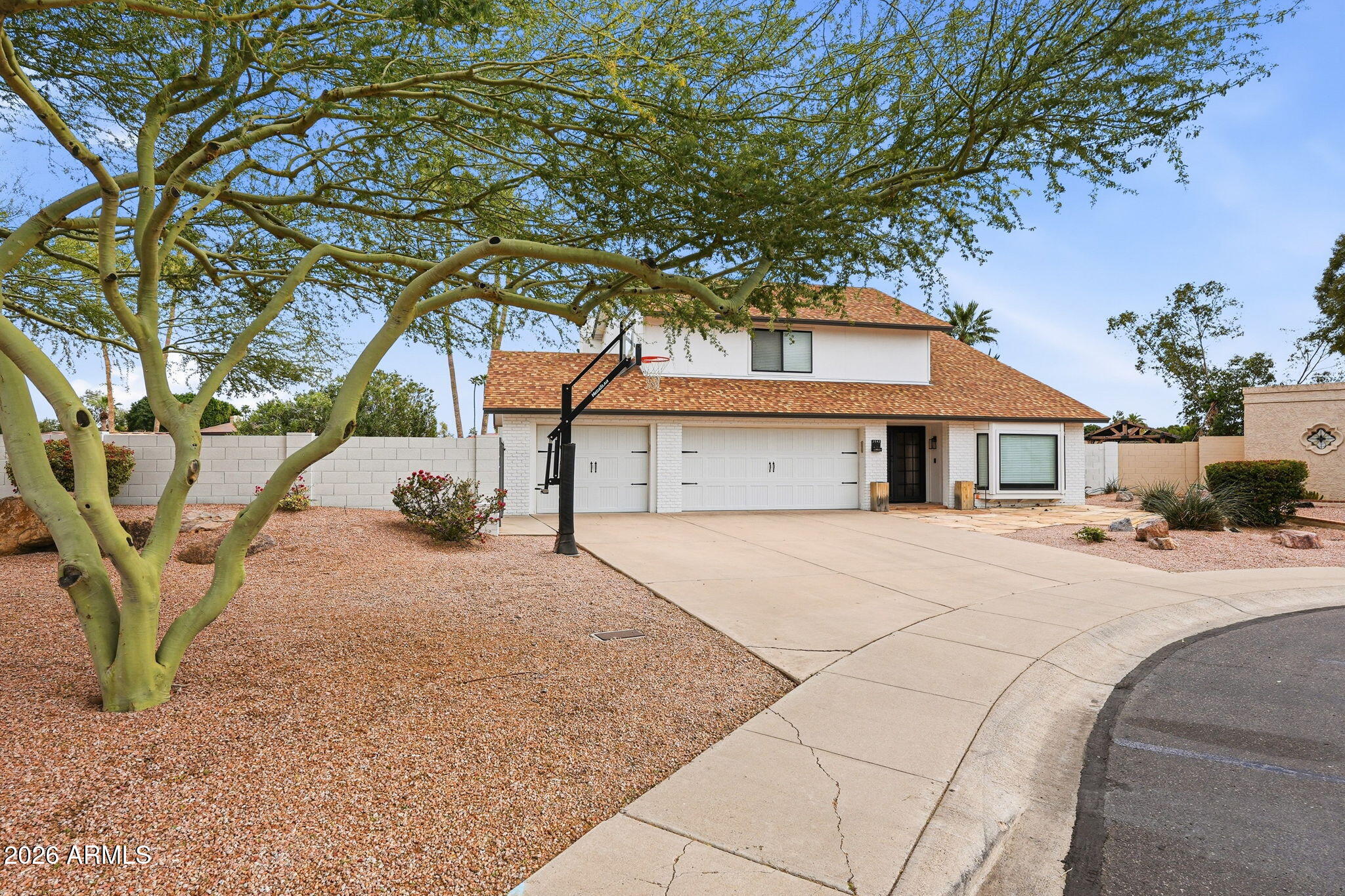 2543 W MADERO Avenue