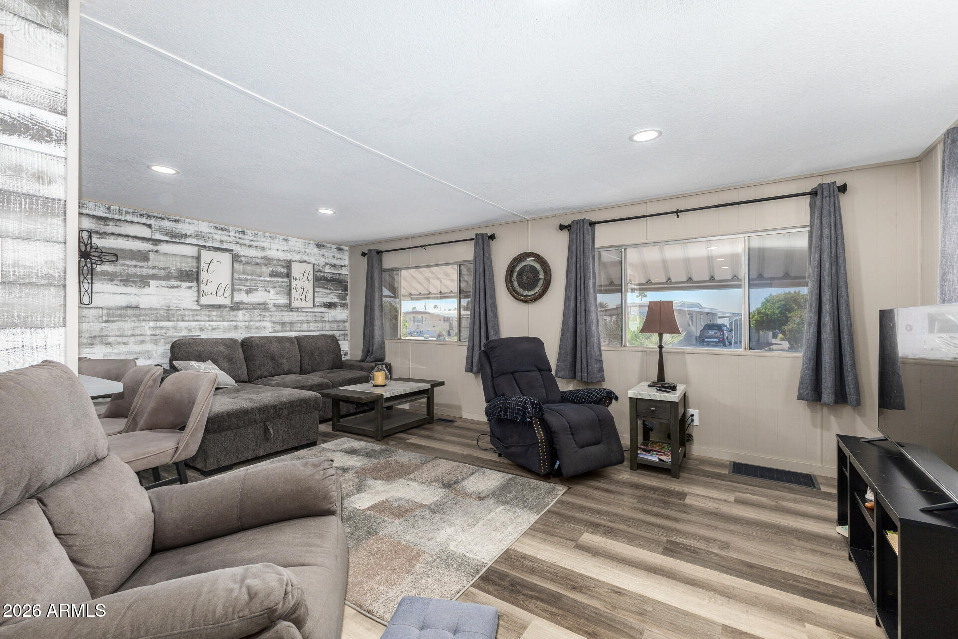 747 E GERMANN Road 18