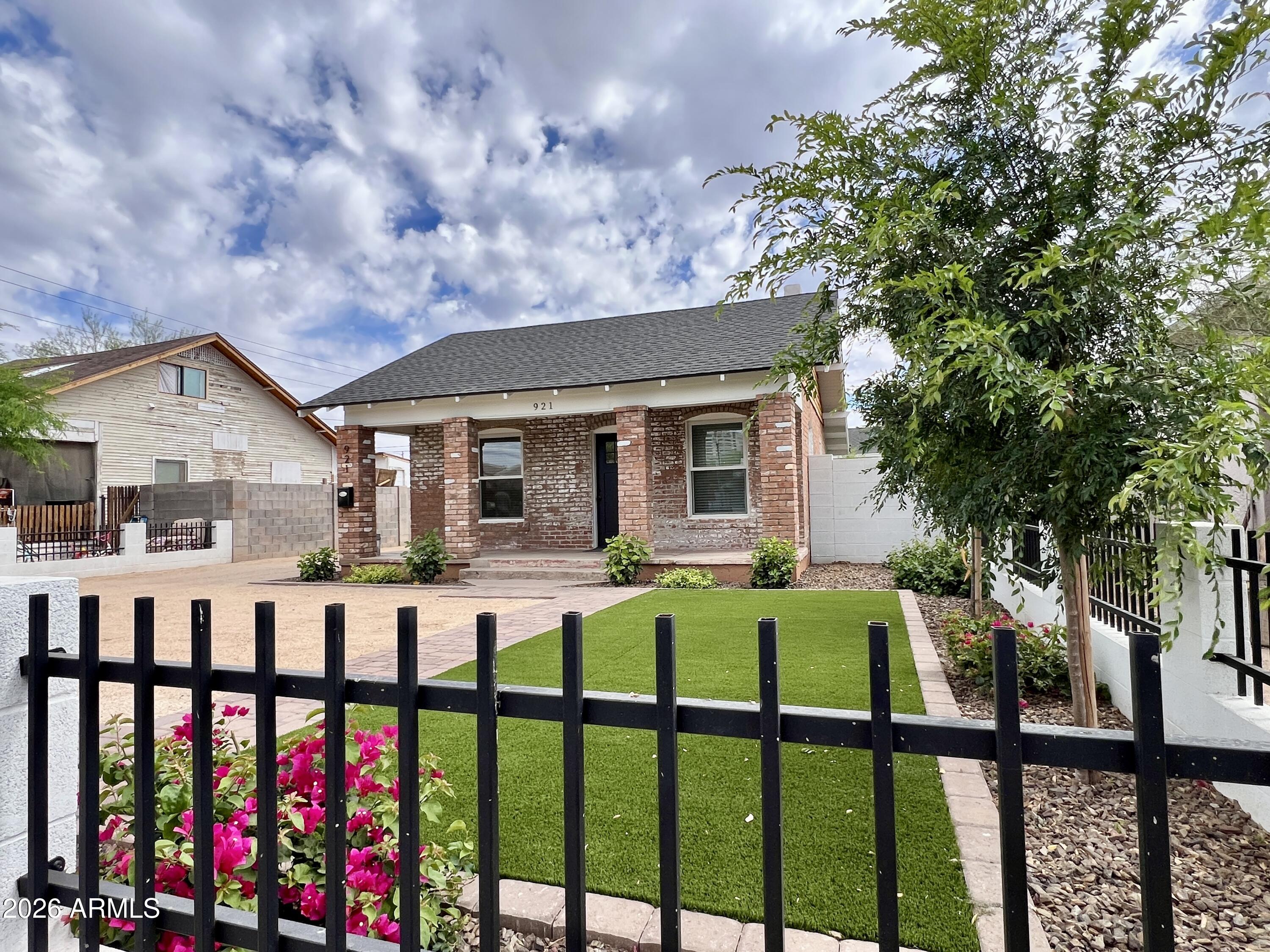 921 E Roosevelt Street