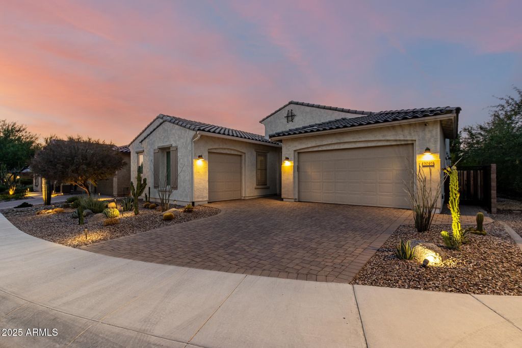 Photo of 3046 E Crest Lane, Phoenix, AZ 85050 (MLS # 6944324)