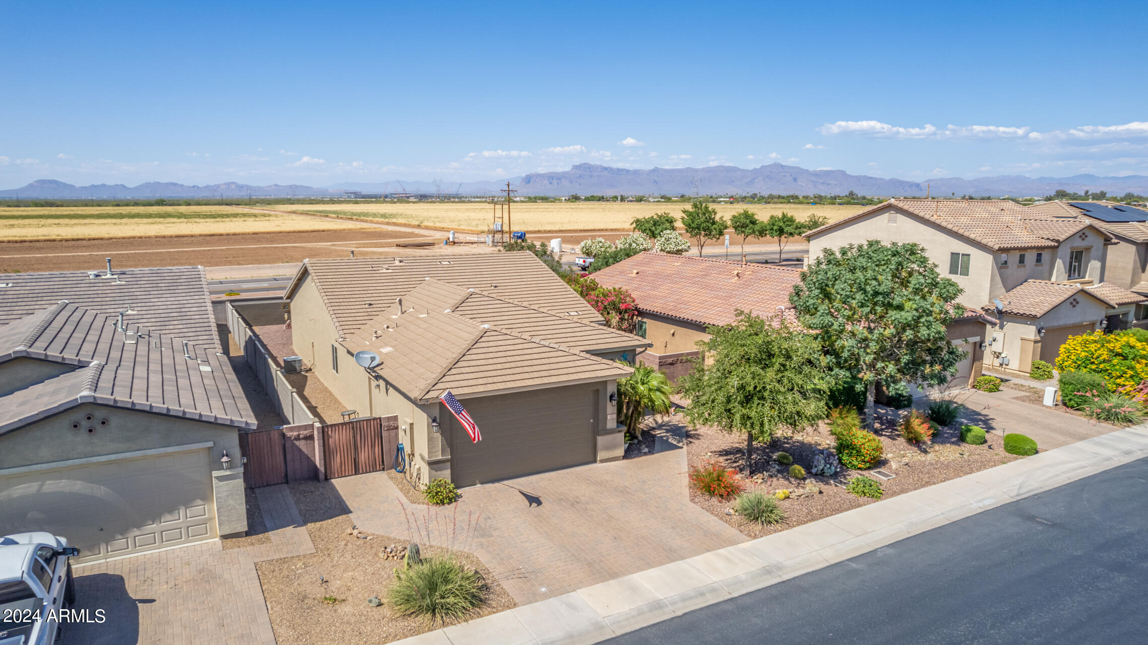 552 W HONEY LOCUST Avenue