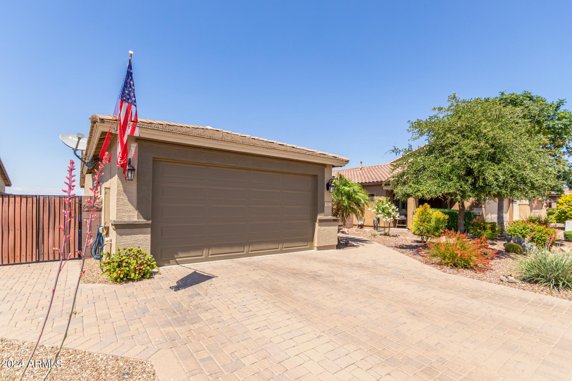 552 W HONEY LOCUST Avenue