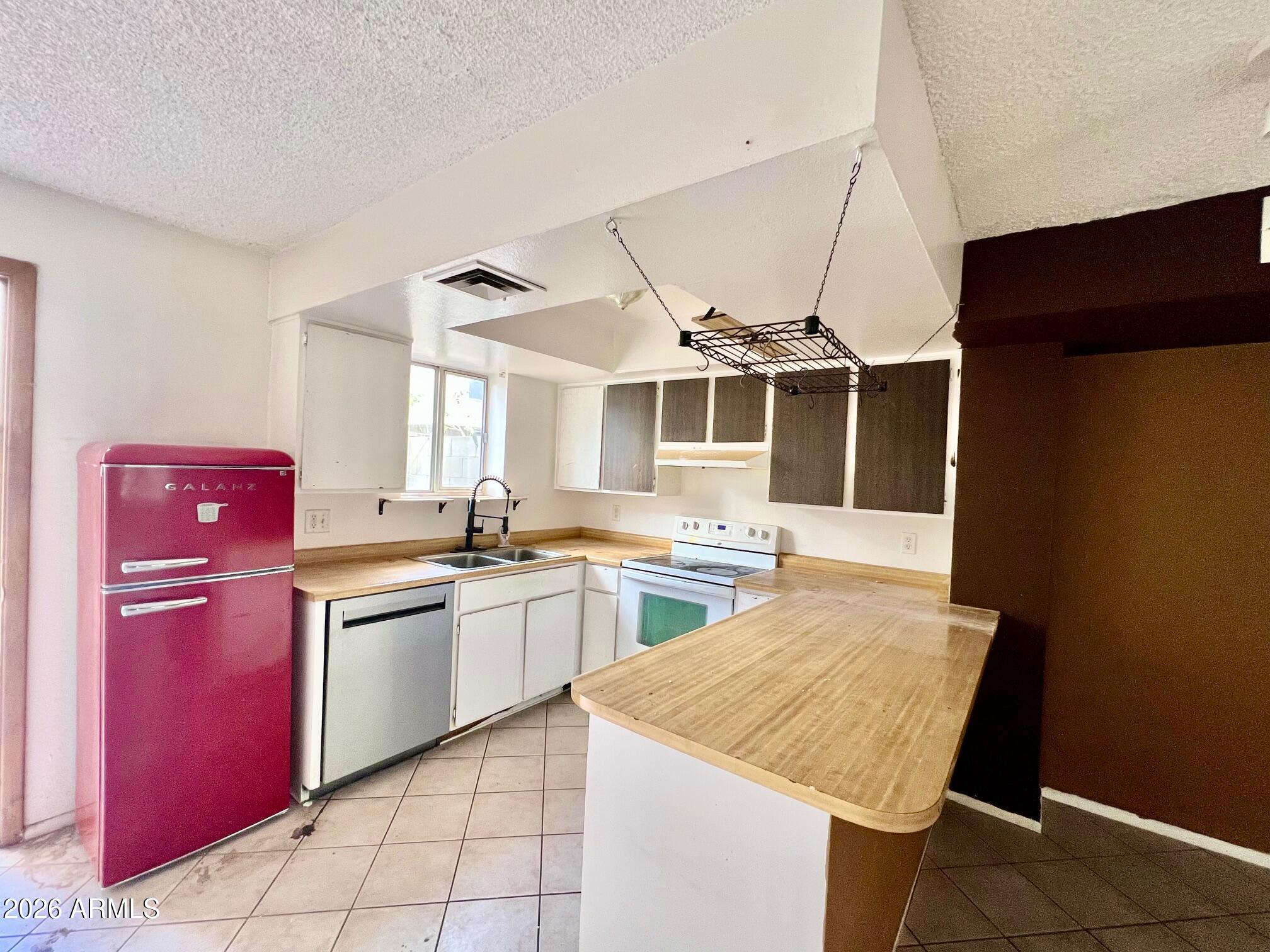 6120 W TOWNLEY Avenue