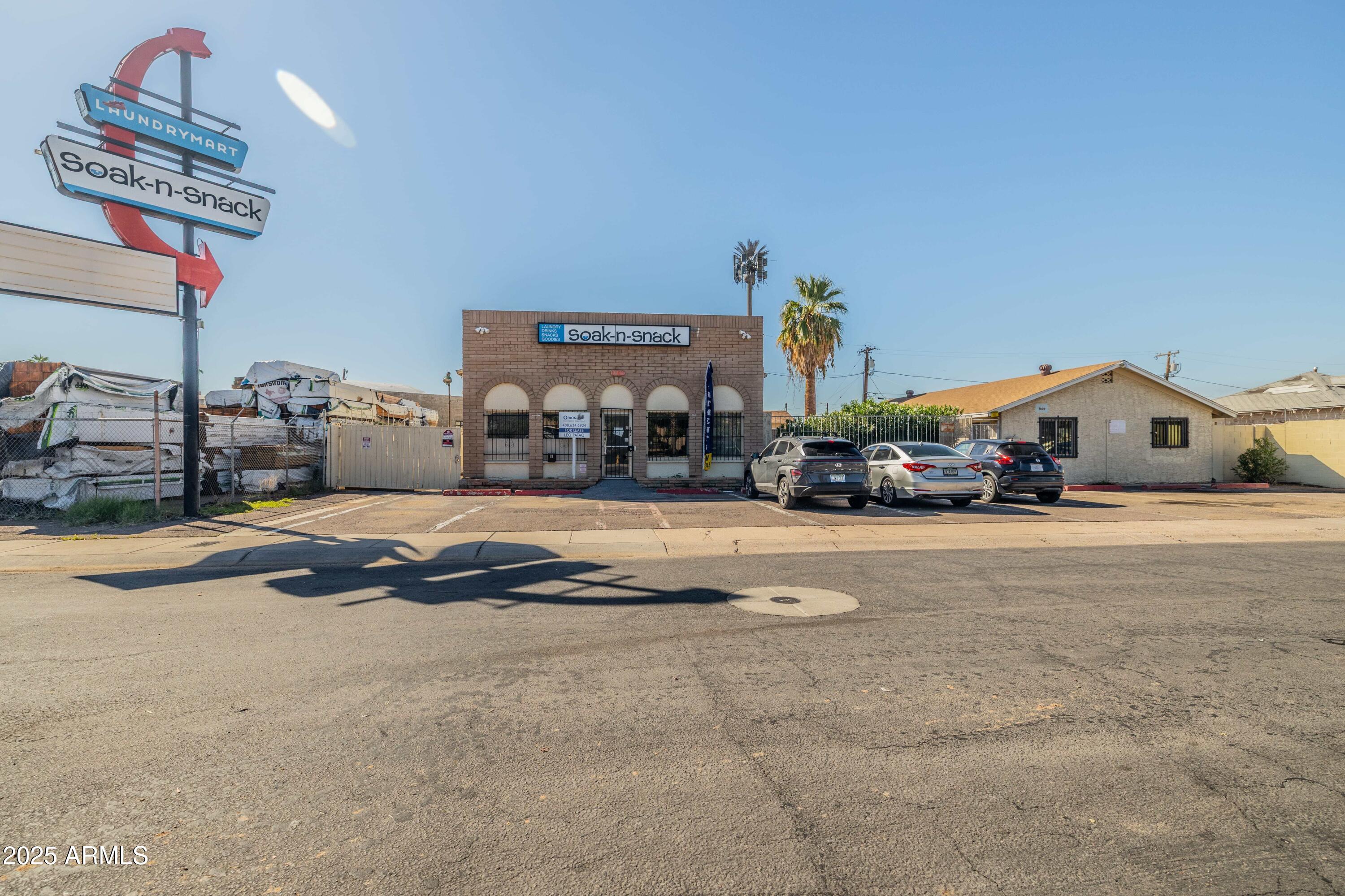 1605 W LATHAM Street