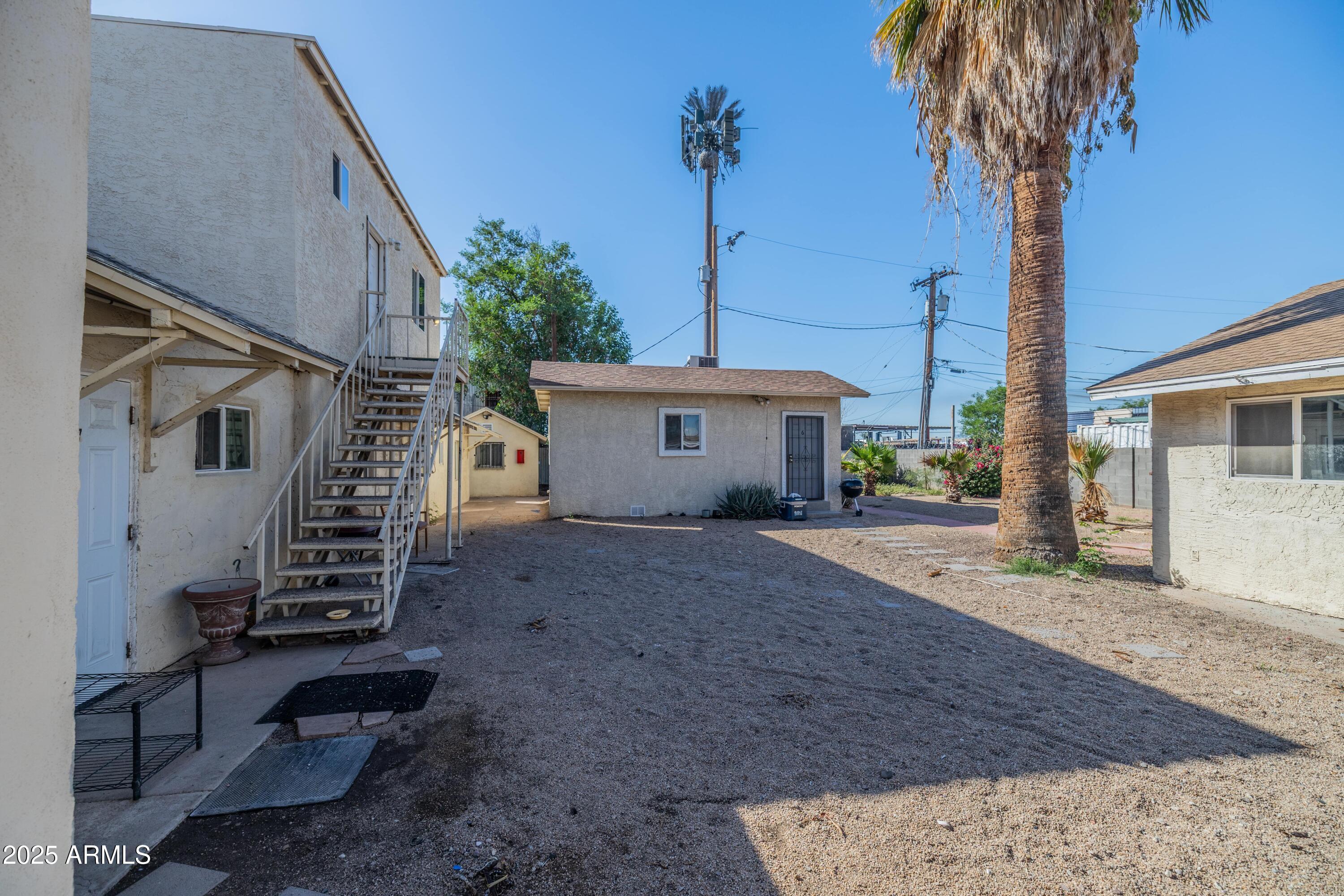 1605 W LATHAM Street