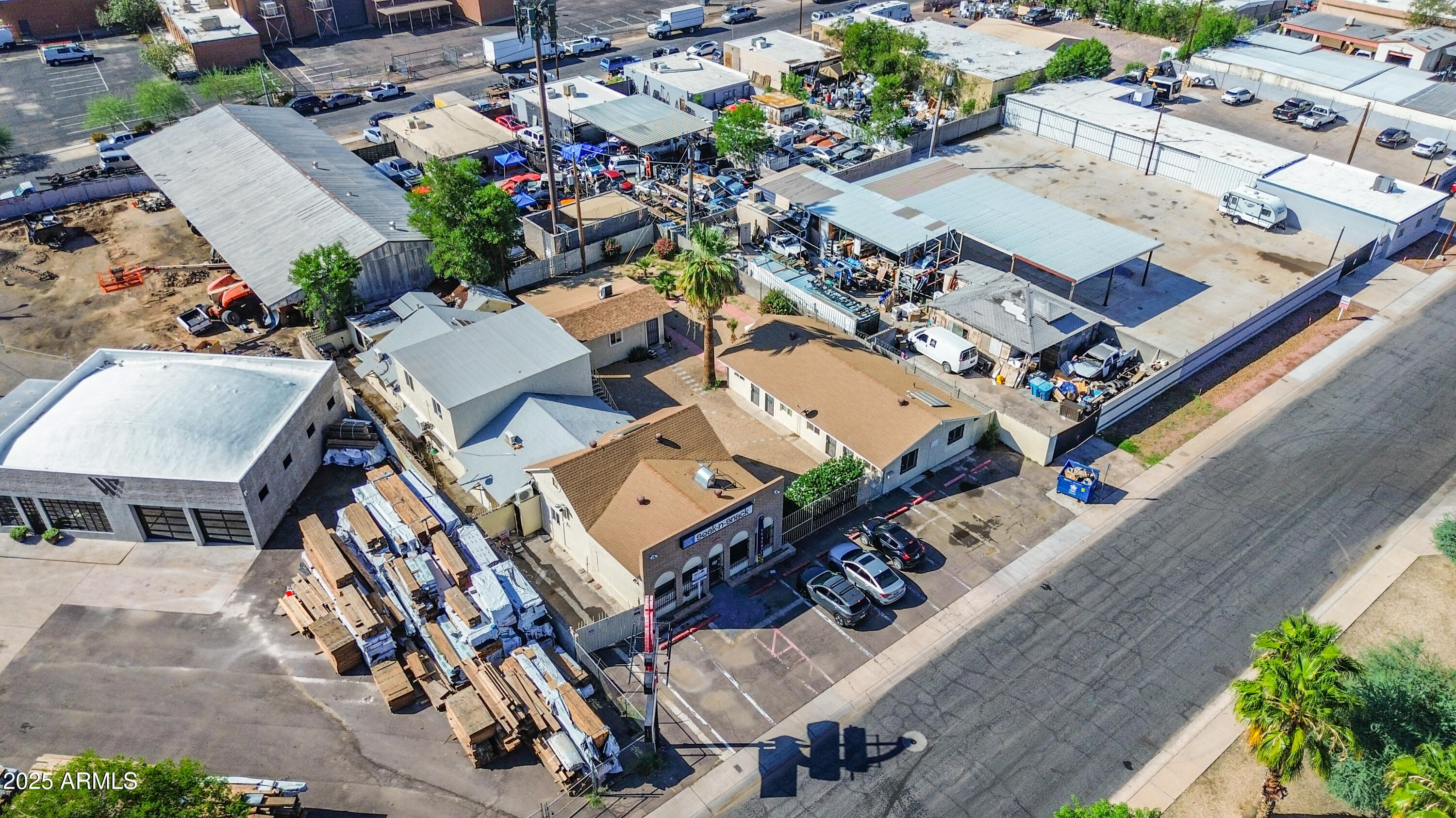 1605 W LATHAM Street