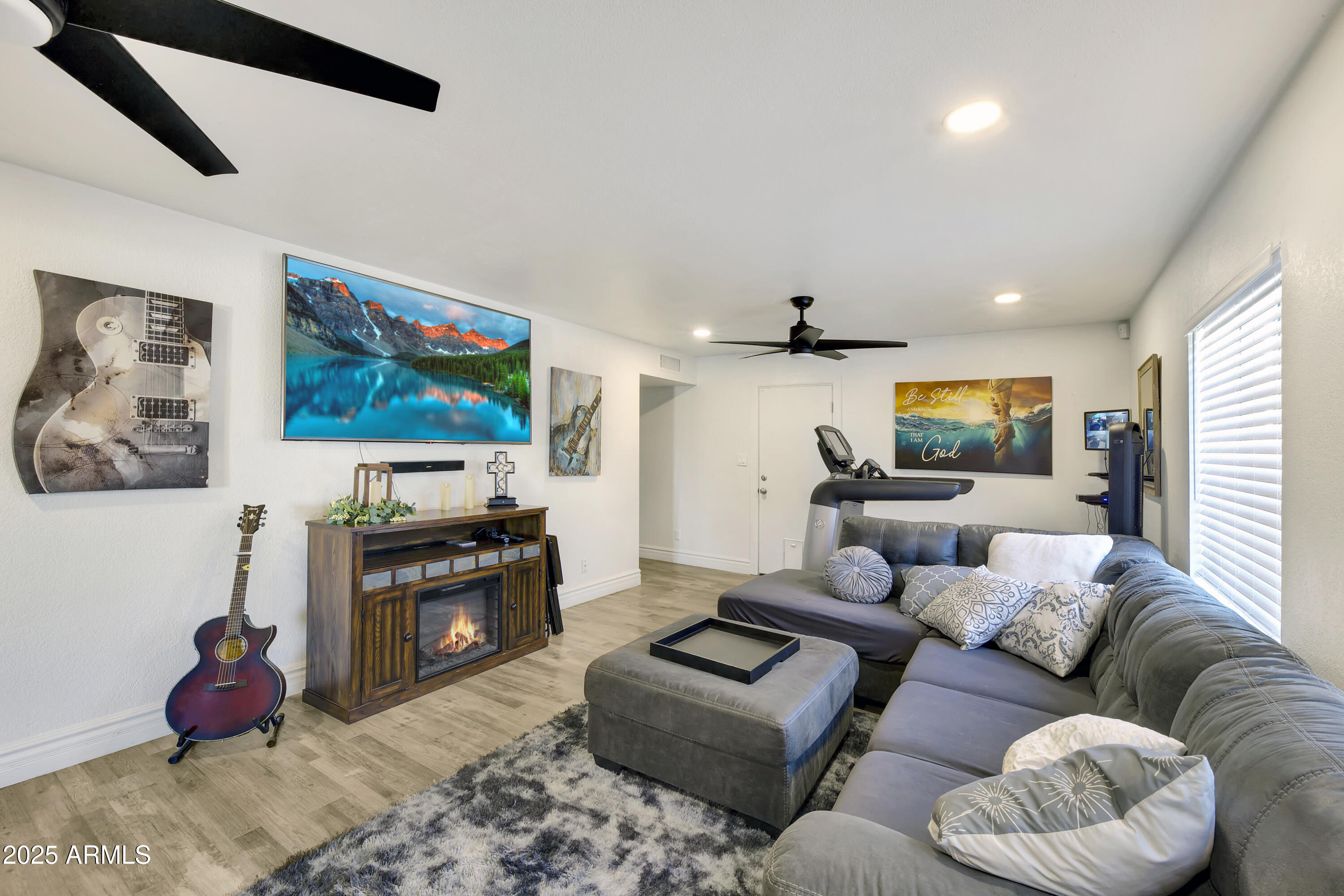 2916 E Campo Bello Drive