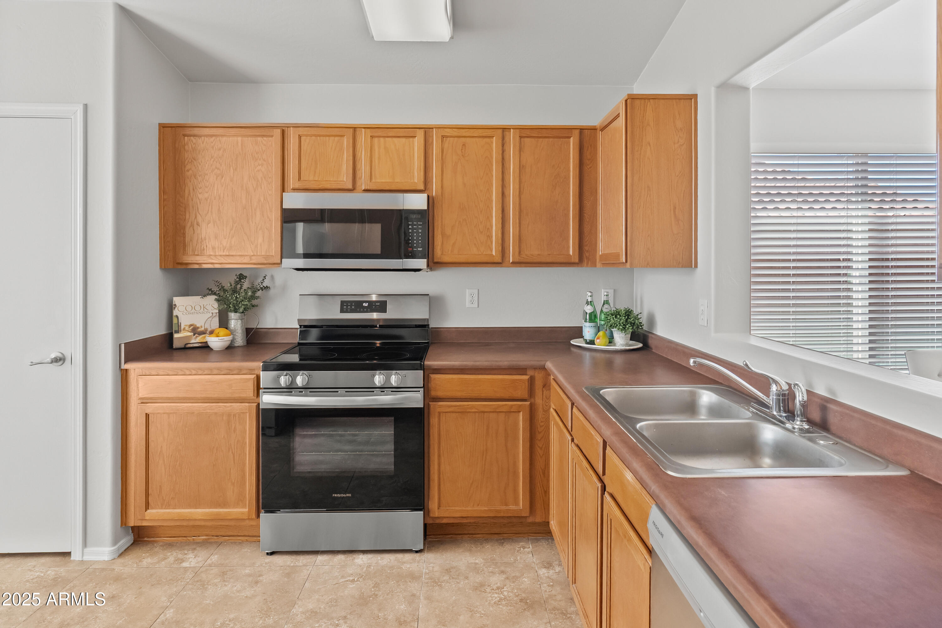 Glendale, Arizona 85303, United States, 3 Bedrooms Bedrooms, ,2 BathroomsBathrooms,Residential,Active,232013