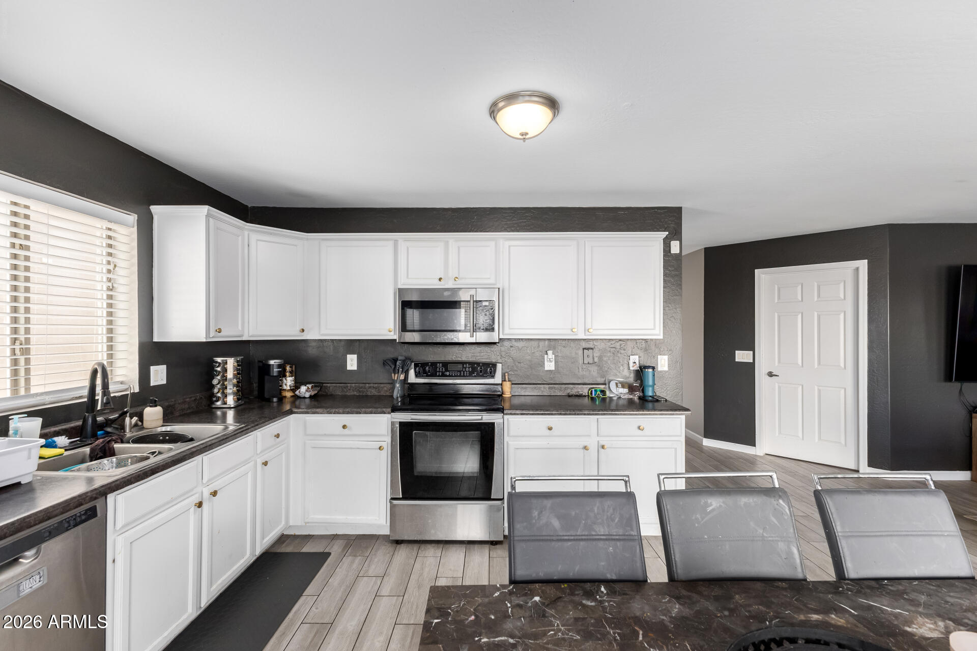 2252 W CENTRAL Avenue