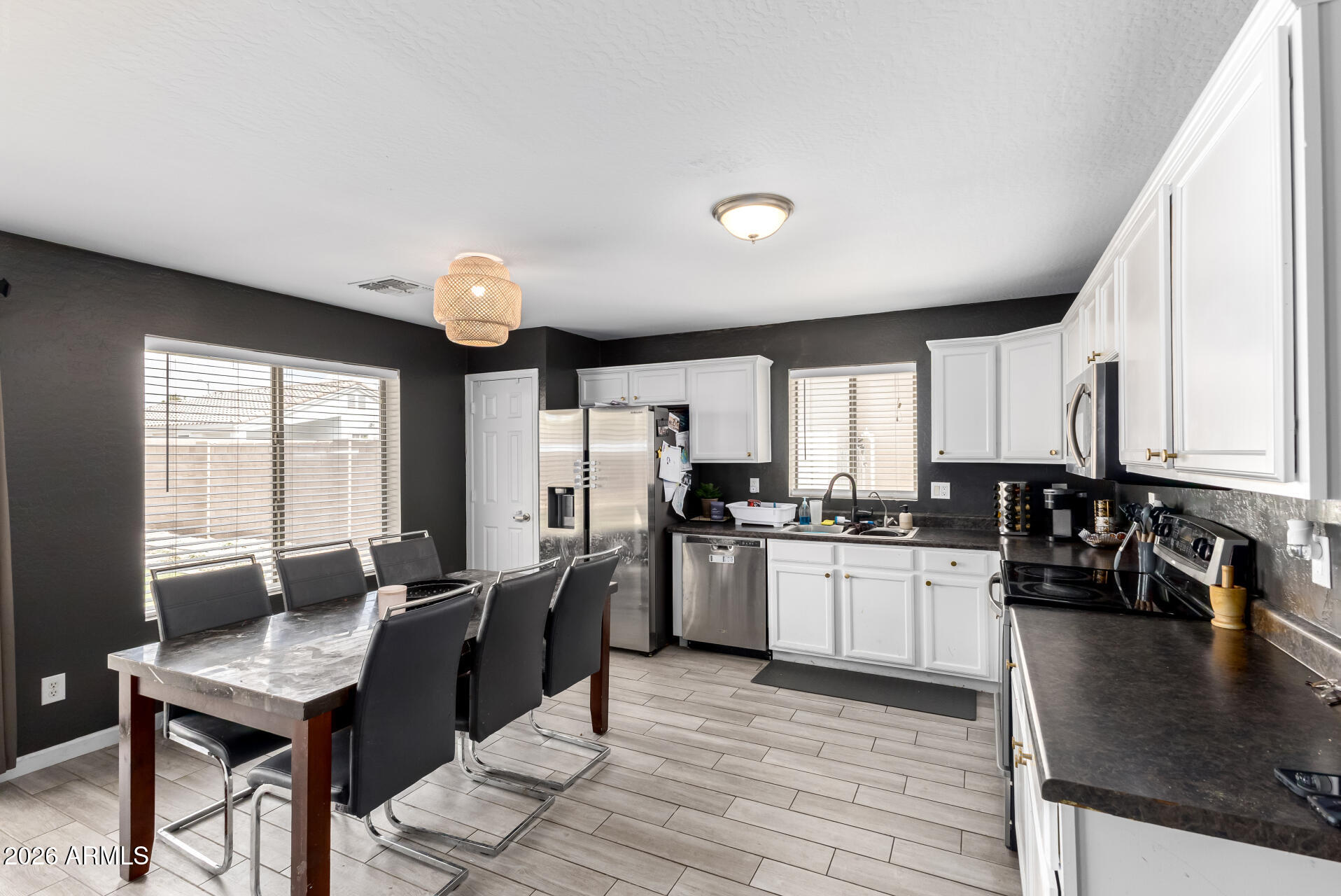 2252 W CENTRAL Avenue