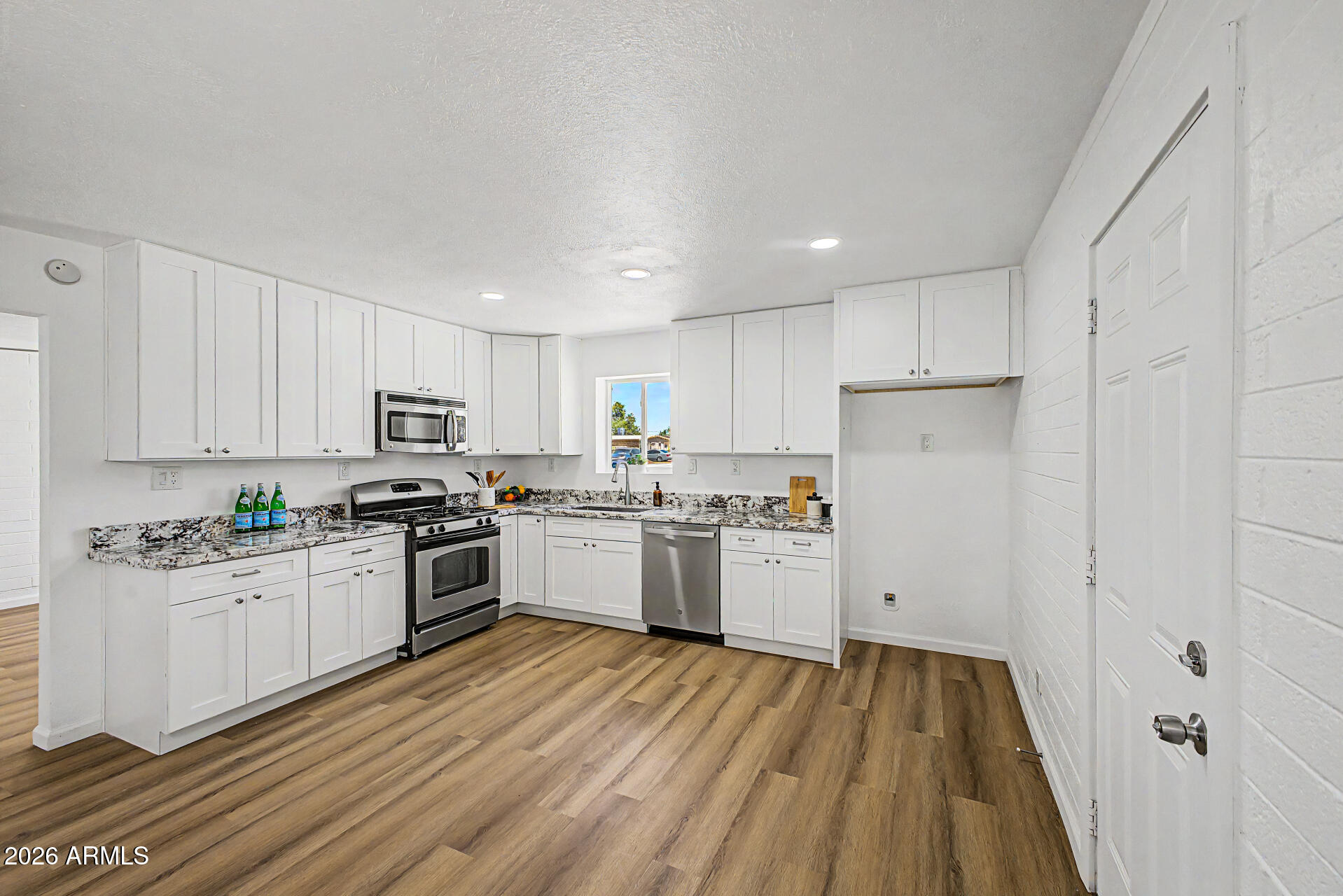 2113 W LUPINE Avenue