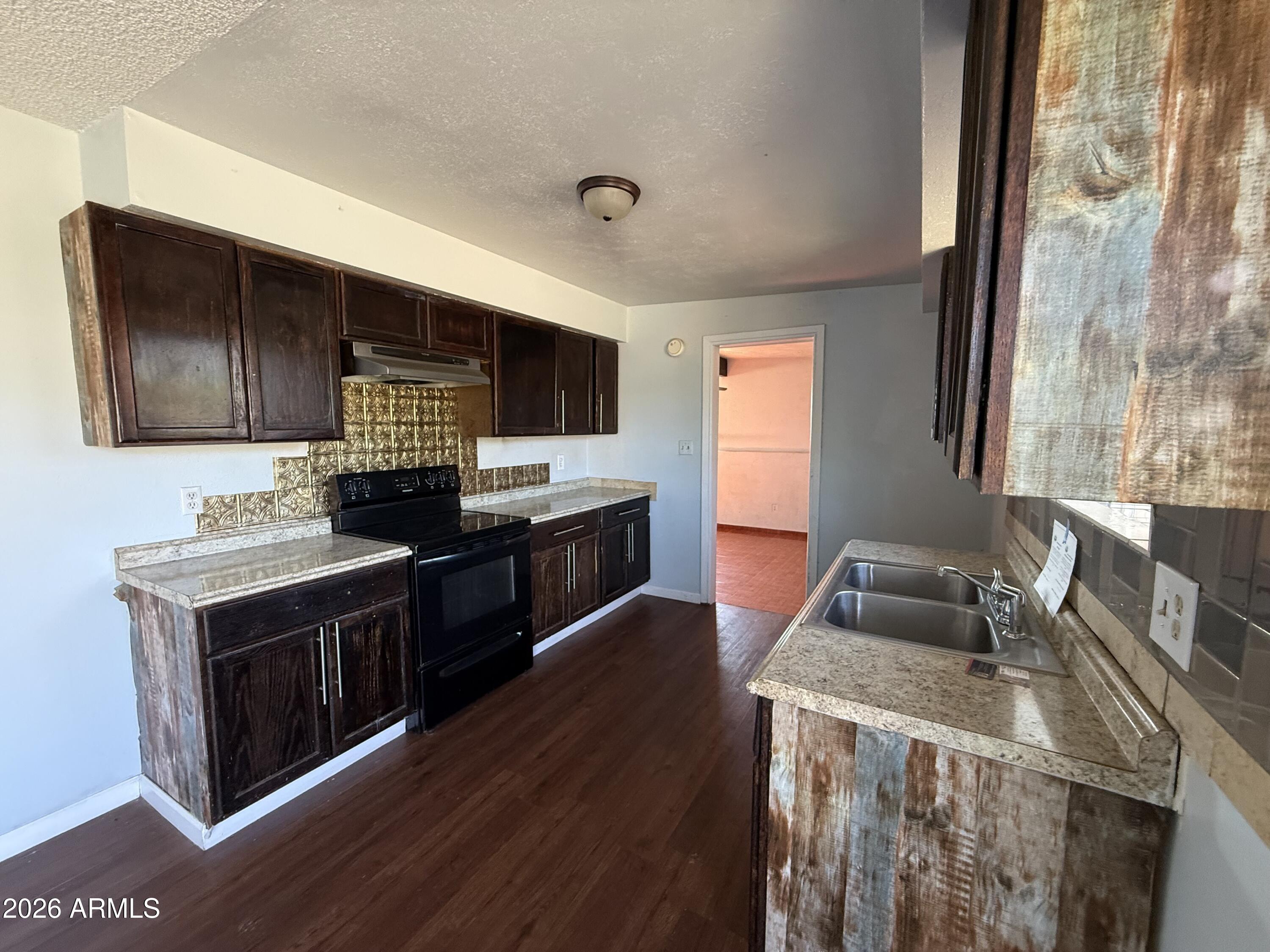 4932 E BEVERS Street