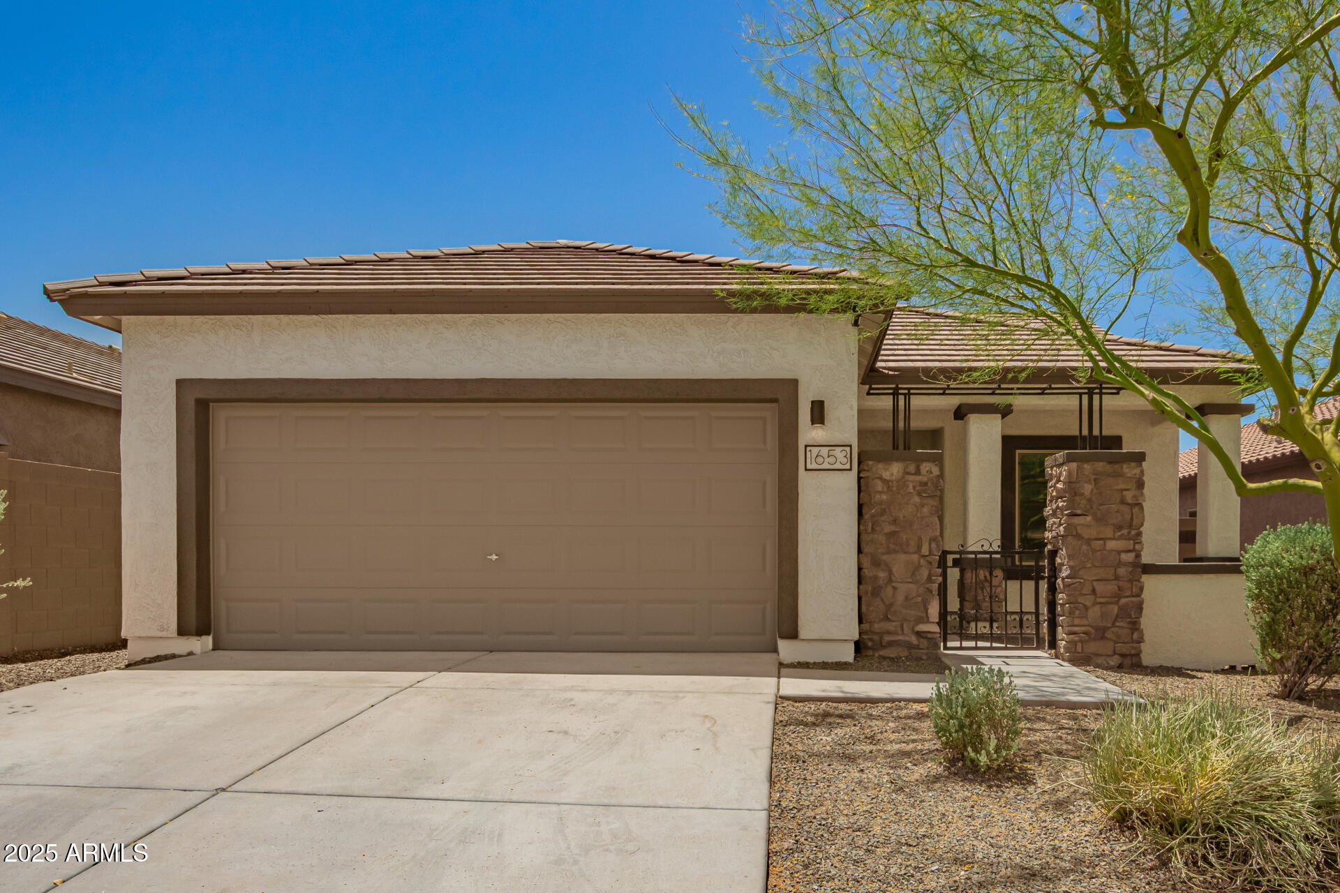 1653 W STRAIGHT ARROW Lane