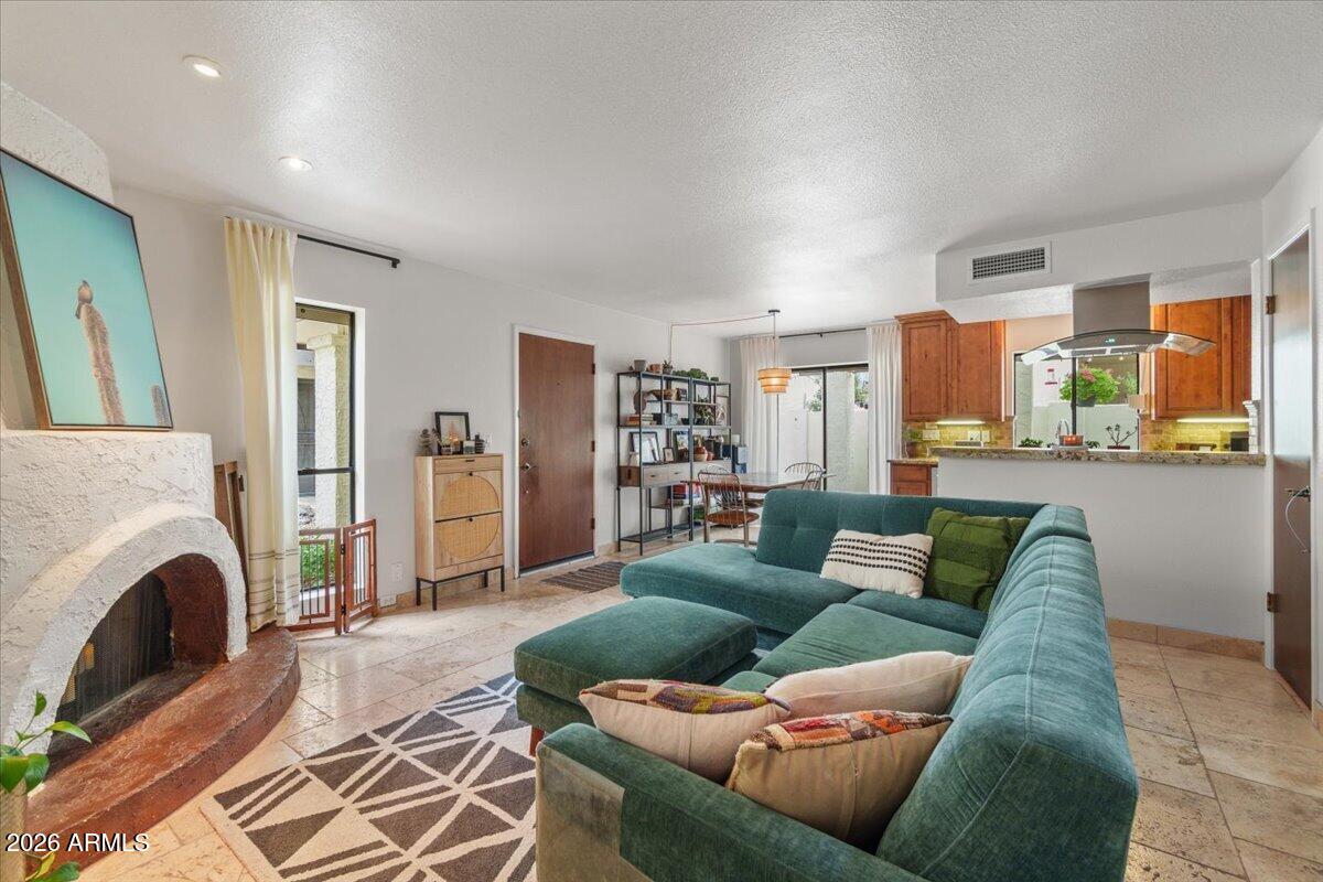 1820 E FRIER Drive 1