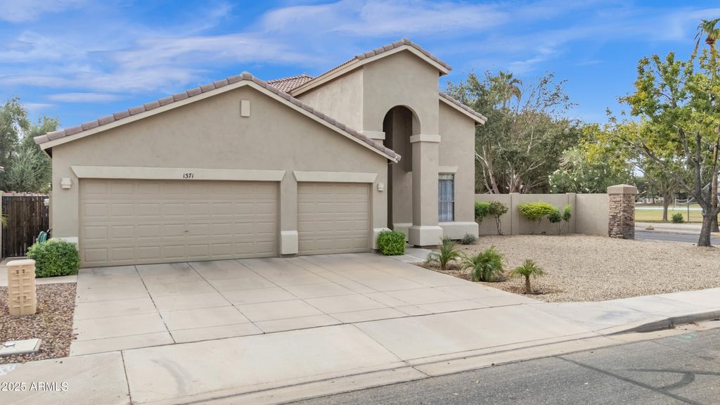 Photo of 1371 E Fairview Street, Chandler, AZ 85225 (MLS # 6932466)