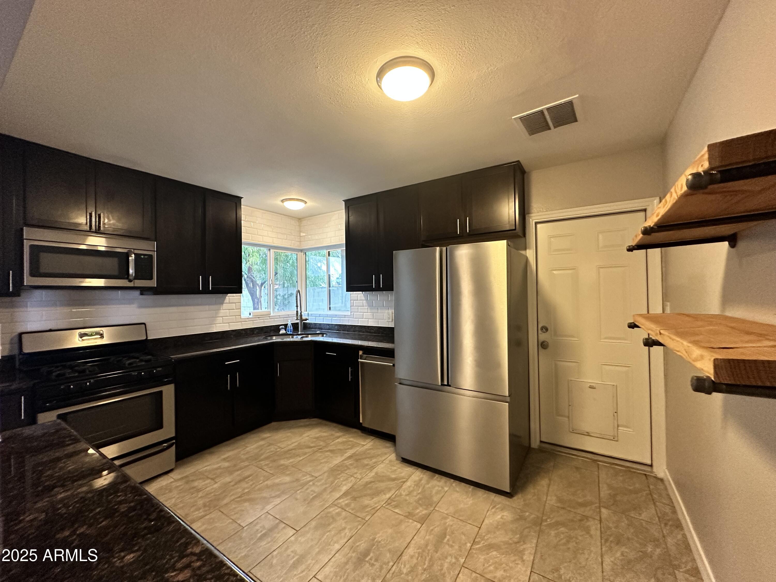 1802 E HUBBELL Street