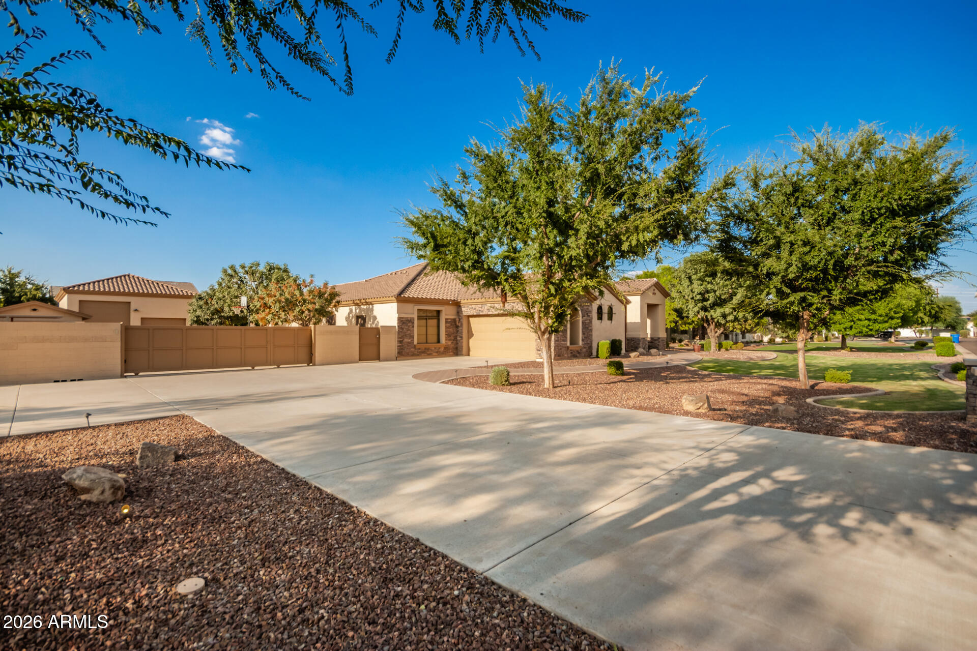 2744 E COUNTRY SHADOWS Court