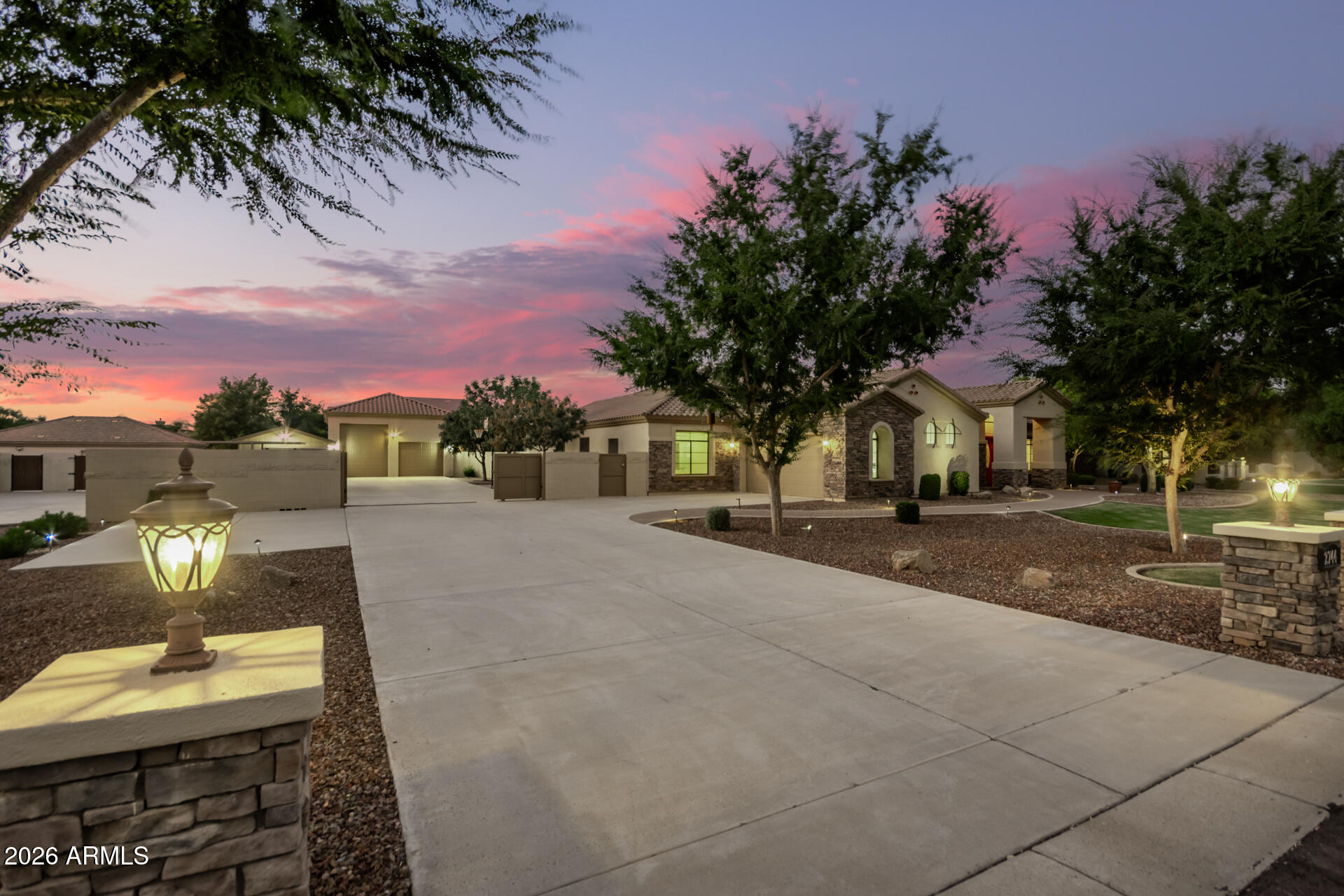 2744 E COUNTRY SHADOWS Court