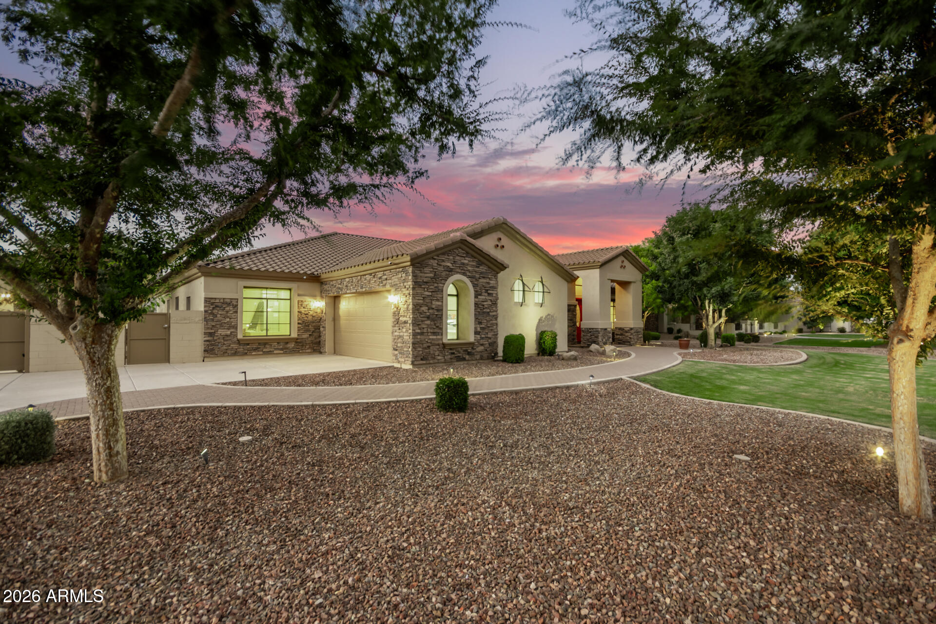 2744 E COUNTRY SHADOWS Court