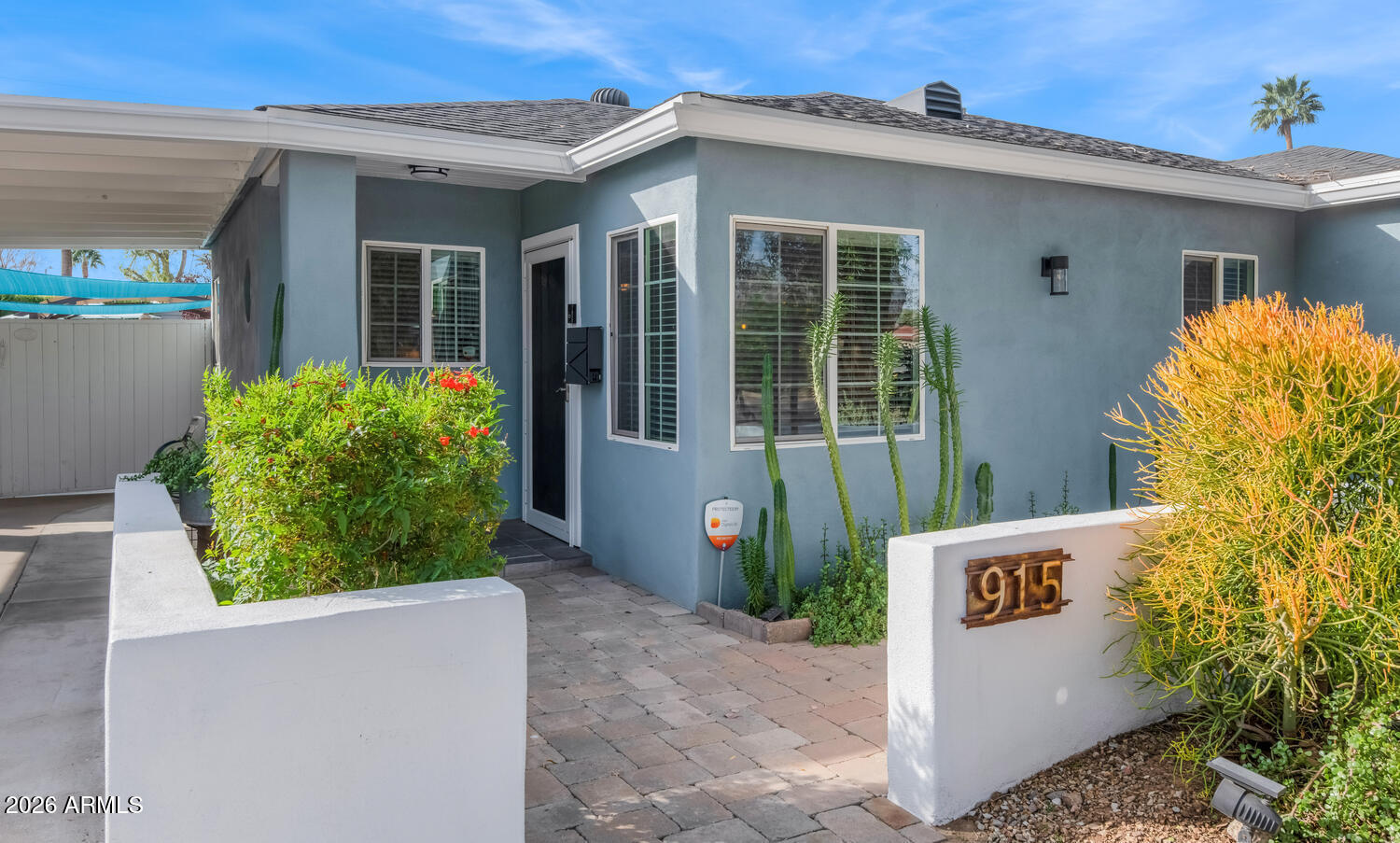 915 W GLENROSA Avenue