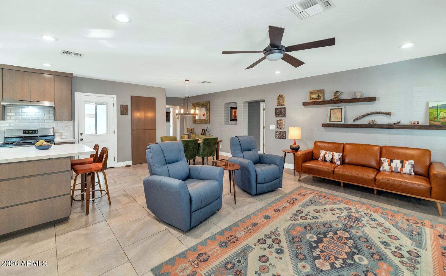 915 W GLENROSA Avenue