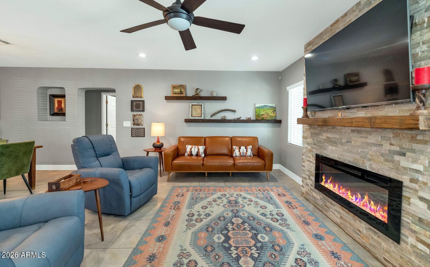 915 W GLENROSA Avenue