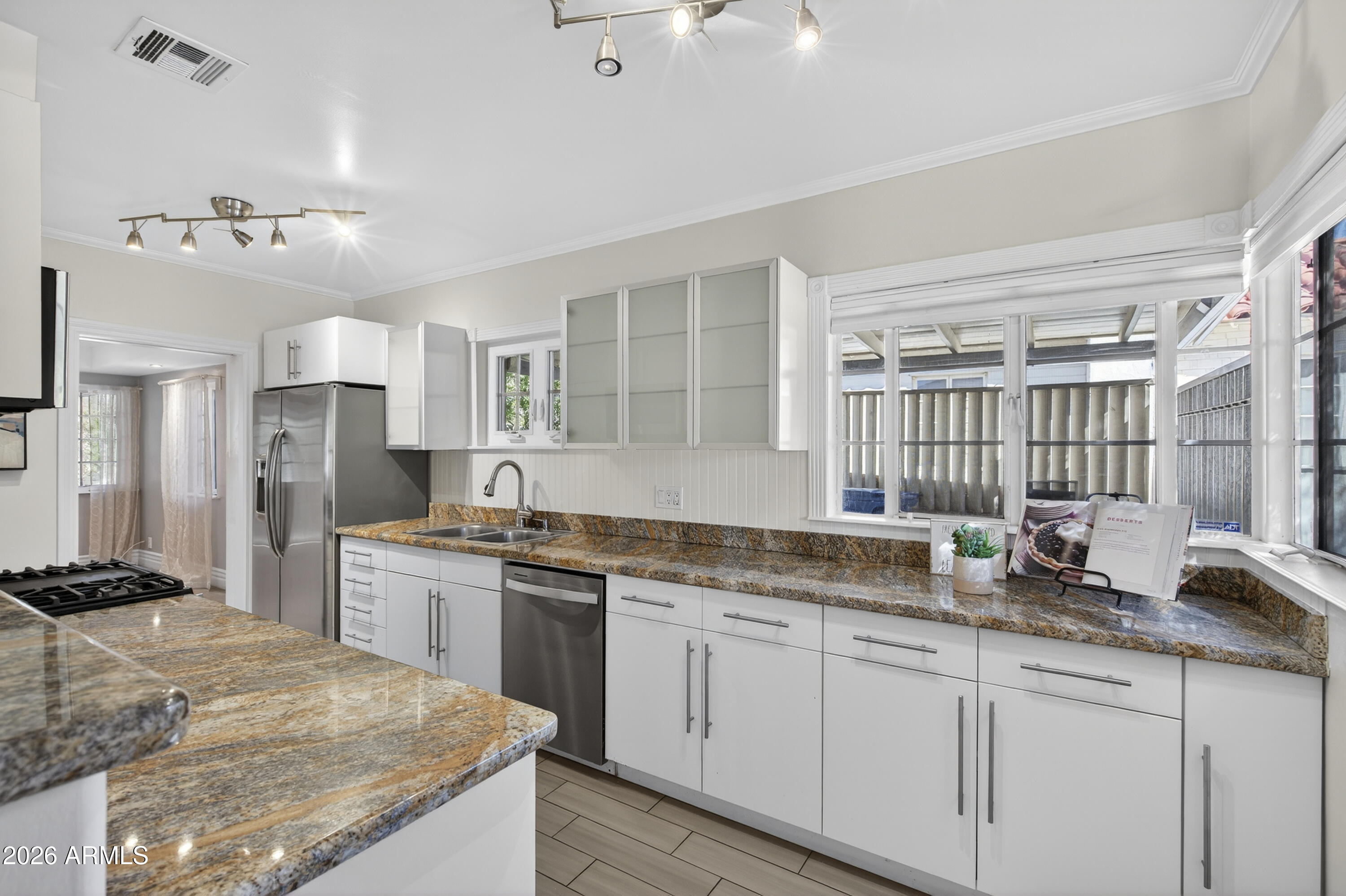 1526 W WILSHIRE Drive