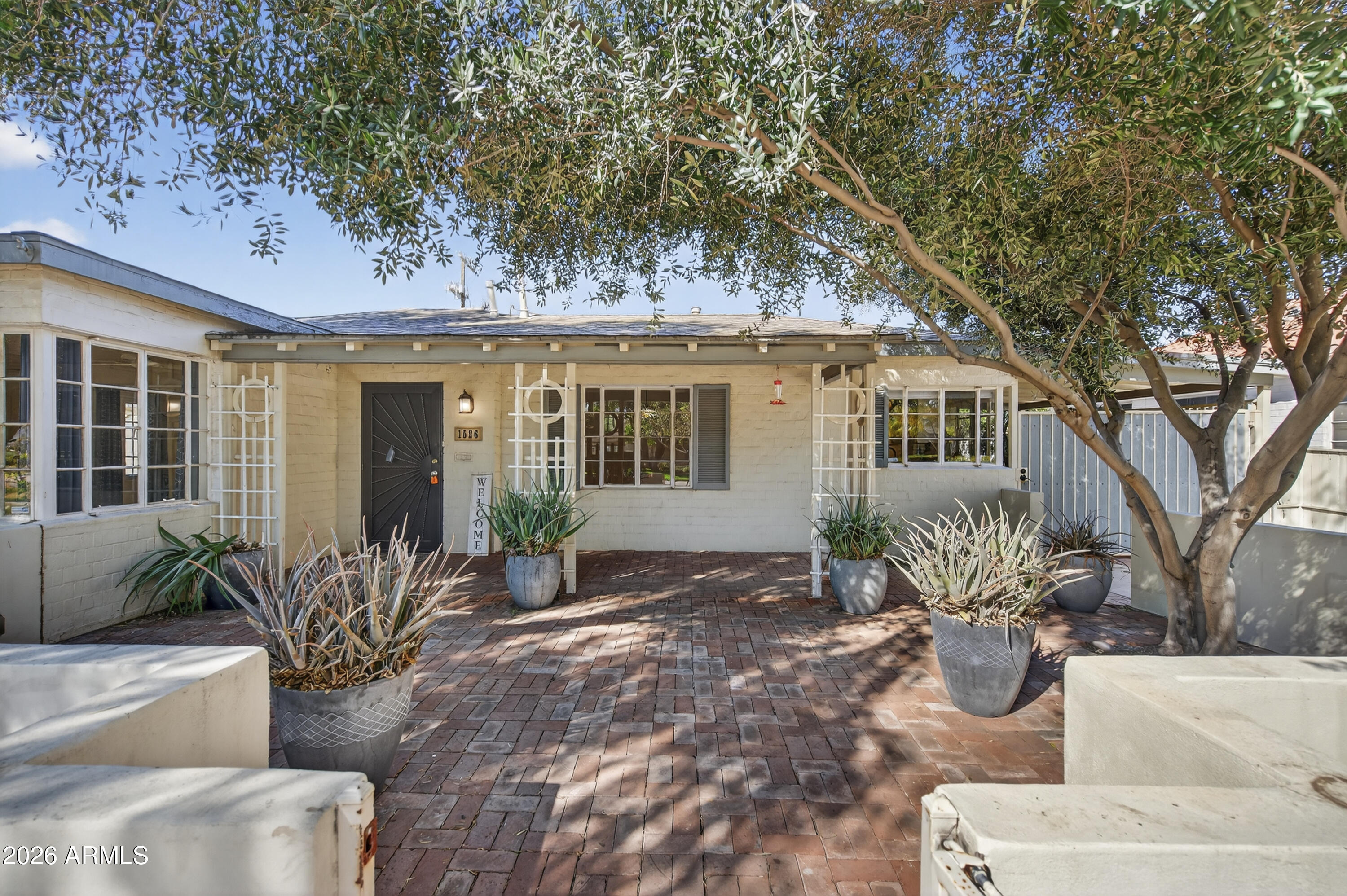 1526 W WILSHIRE Drive