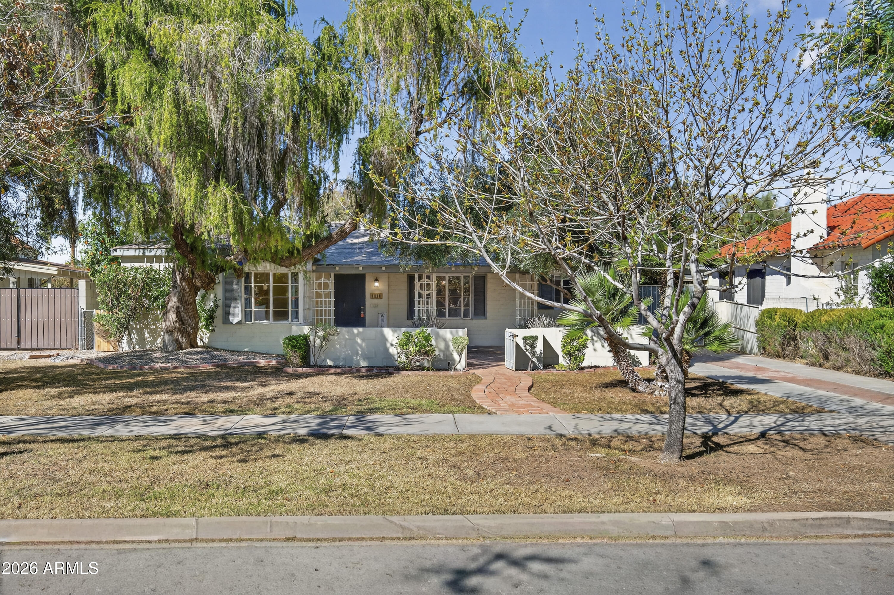 1526 W WILSHIRE Drive