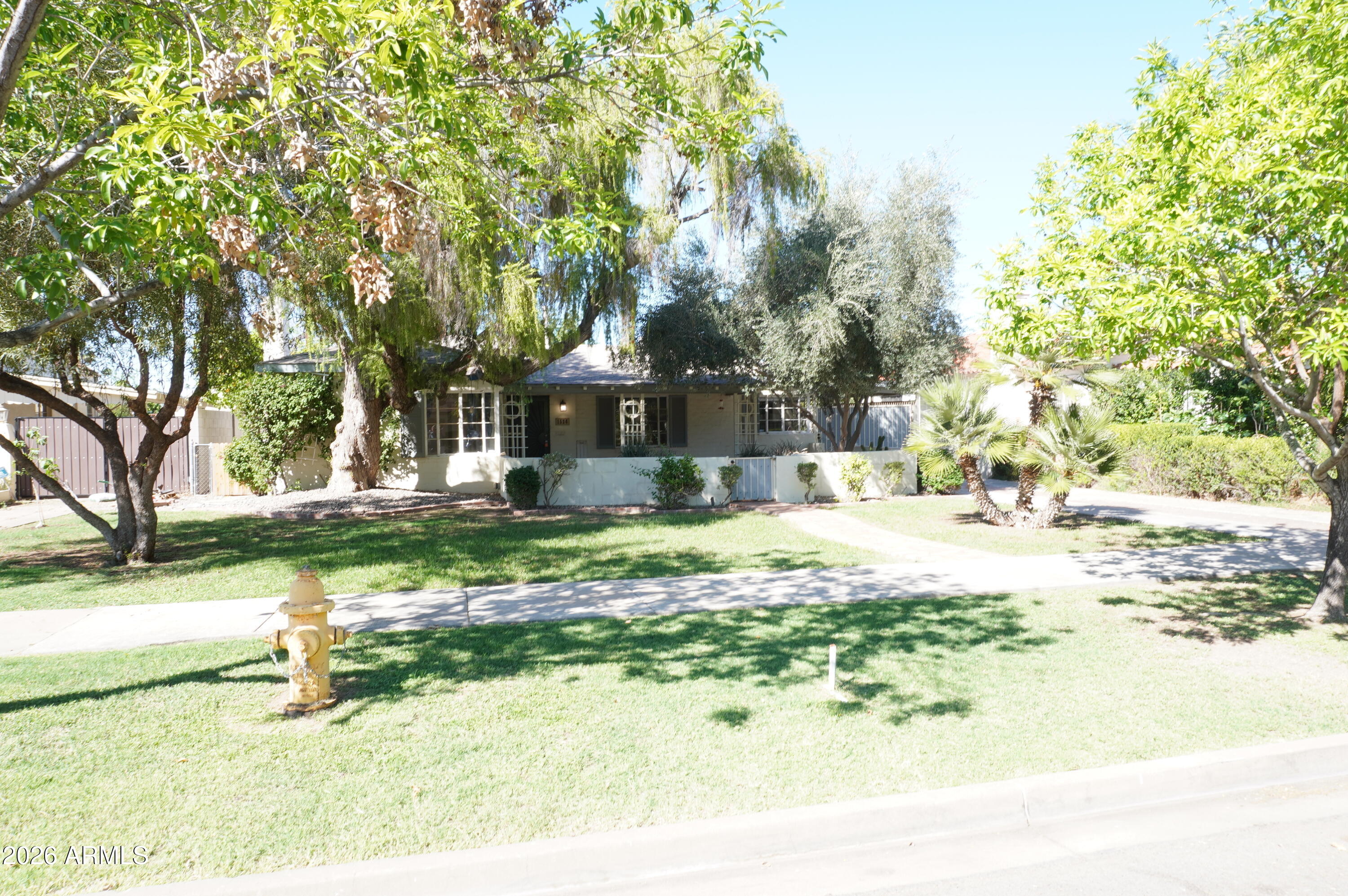 1526 W WILSHIRE Drive